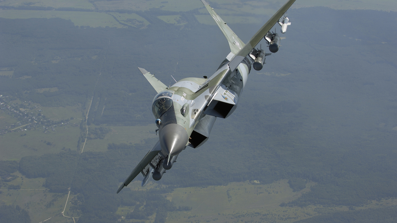 Avion de Chasse Gris Survolant le Ciel Pendant la Journée. Wallpaper in 1280x720 Resolution