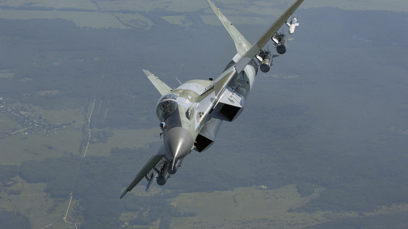 Avion de Chasse Gris Survolant le Ciel Pendant la Journée. Wallpaper in 1366x768 Resolution