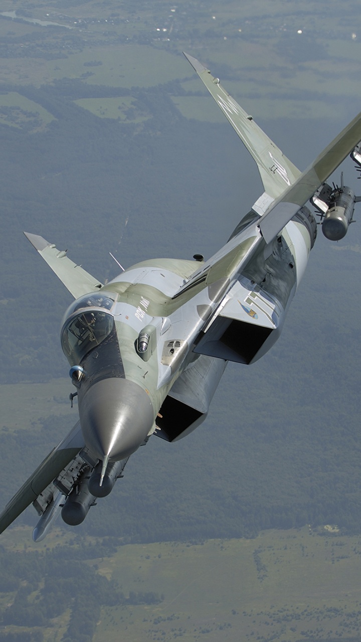 Grauer Kampfjet, Der Tagsüber Über Den Himmel Fliegt. Wallpaper in 720x1280 Resolution