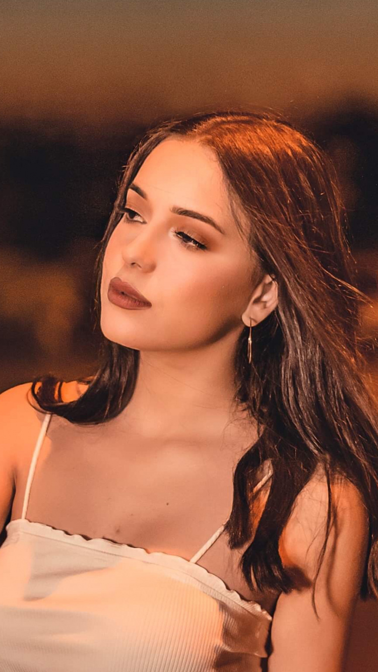 Belleza, de la Fuente Del Partido, Cabello Castaño, el Pelo Largo, Vestido. Wallpaper in 750x1334 Resolution