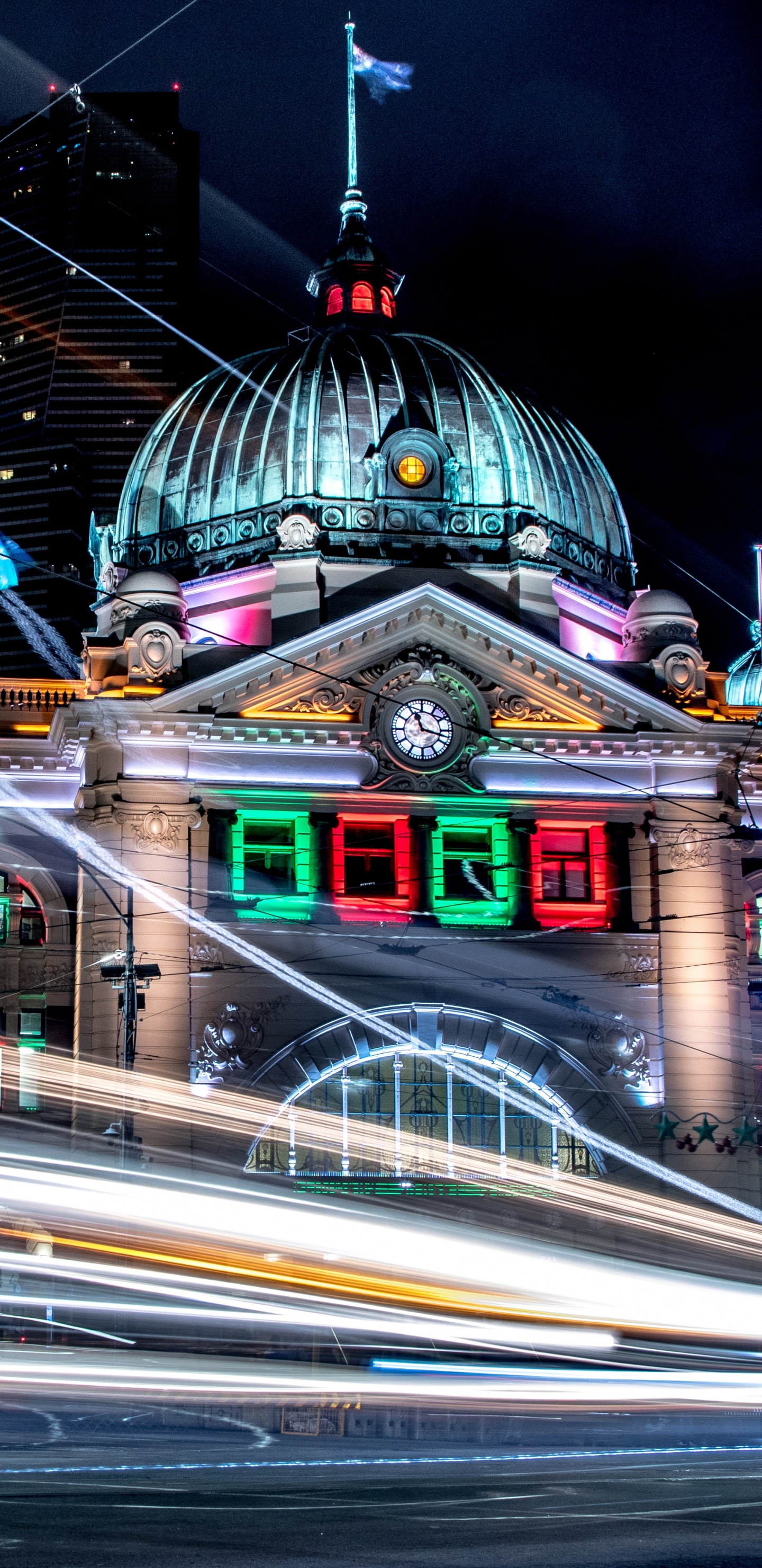 Zeitraffer-Fotografie Von Autos Auf Der Straße in Der Nähe Des Grünen Und Braunen Kuppelgebäudes Während Der Nachtzeit. Wallpaper in 1440x2960 Resolution