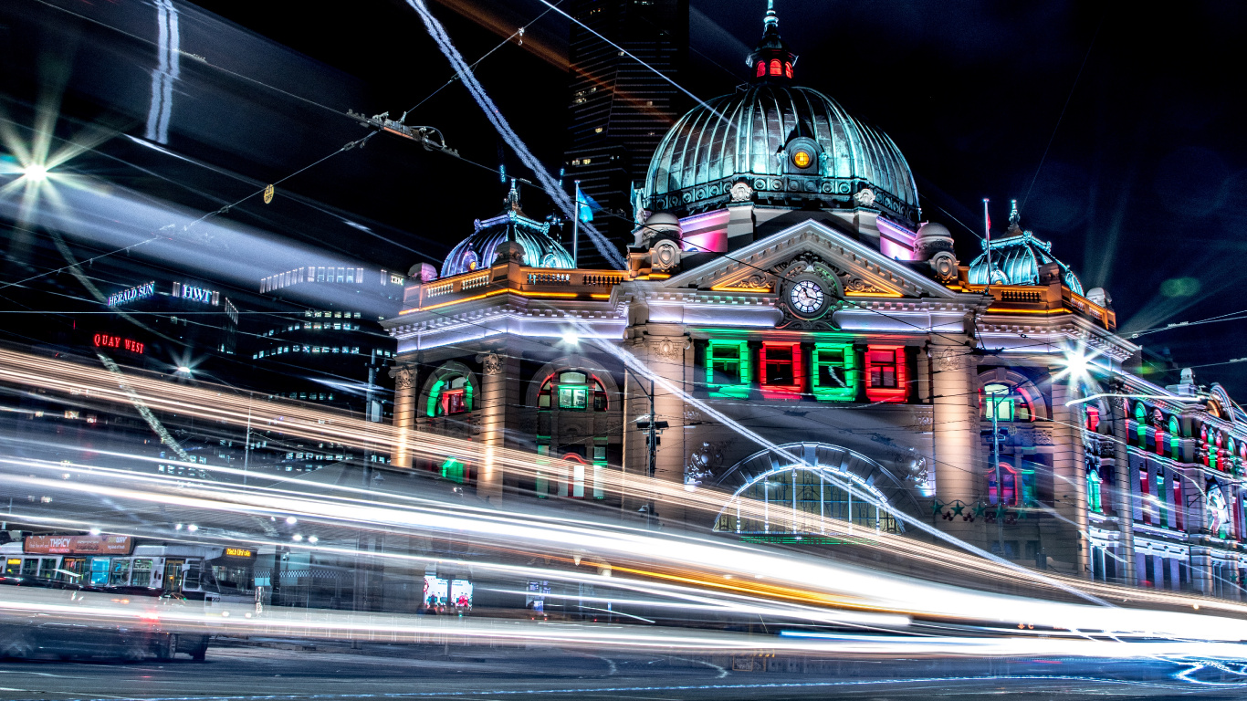 Time Lapse Photography of Cars on Road Near Green and Brown Dome Building During Night Time. Wallpaper in 1366x768 Resolution