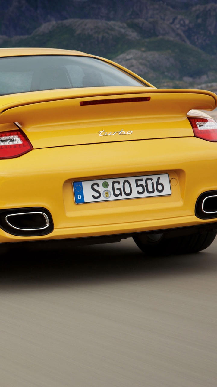 Oranger Porsche 911 Tagsüber Unterwegs. Wallpaper in 720x1280 Resolution