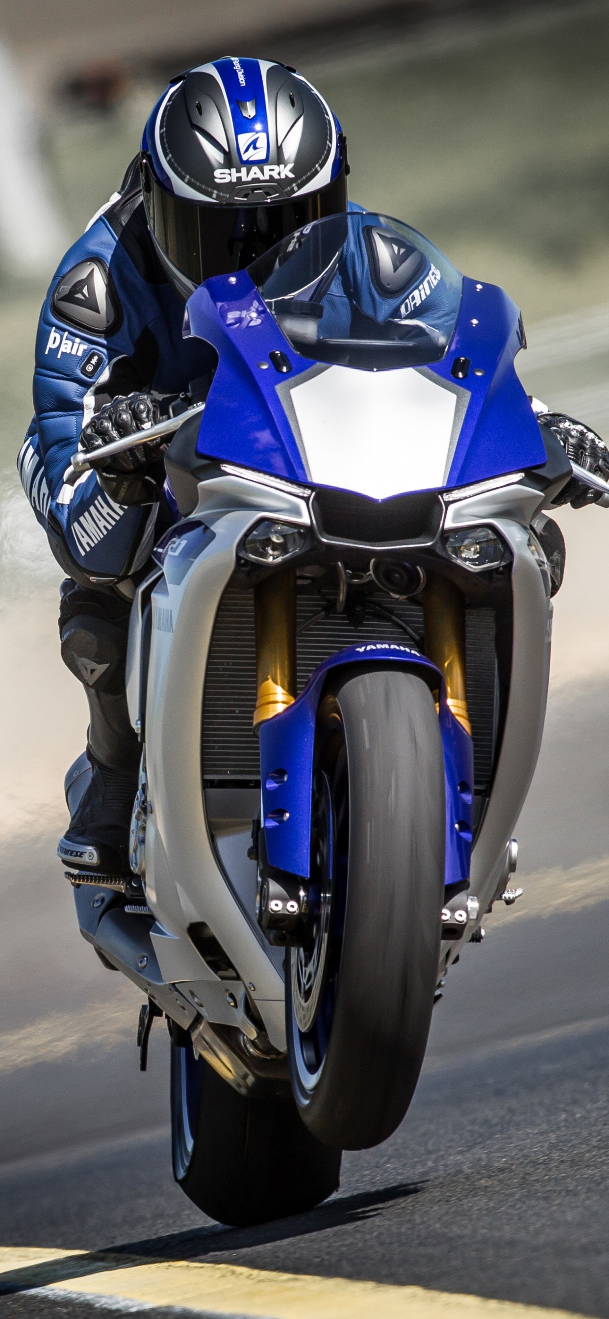 Hombre en Casco de Moto Azul y Negro en Moto Azul. Wallpaper in 1242x2688 Resolution