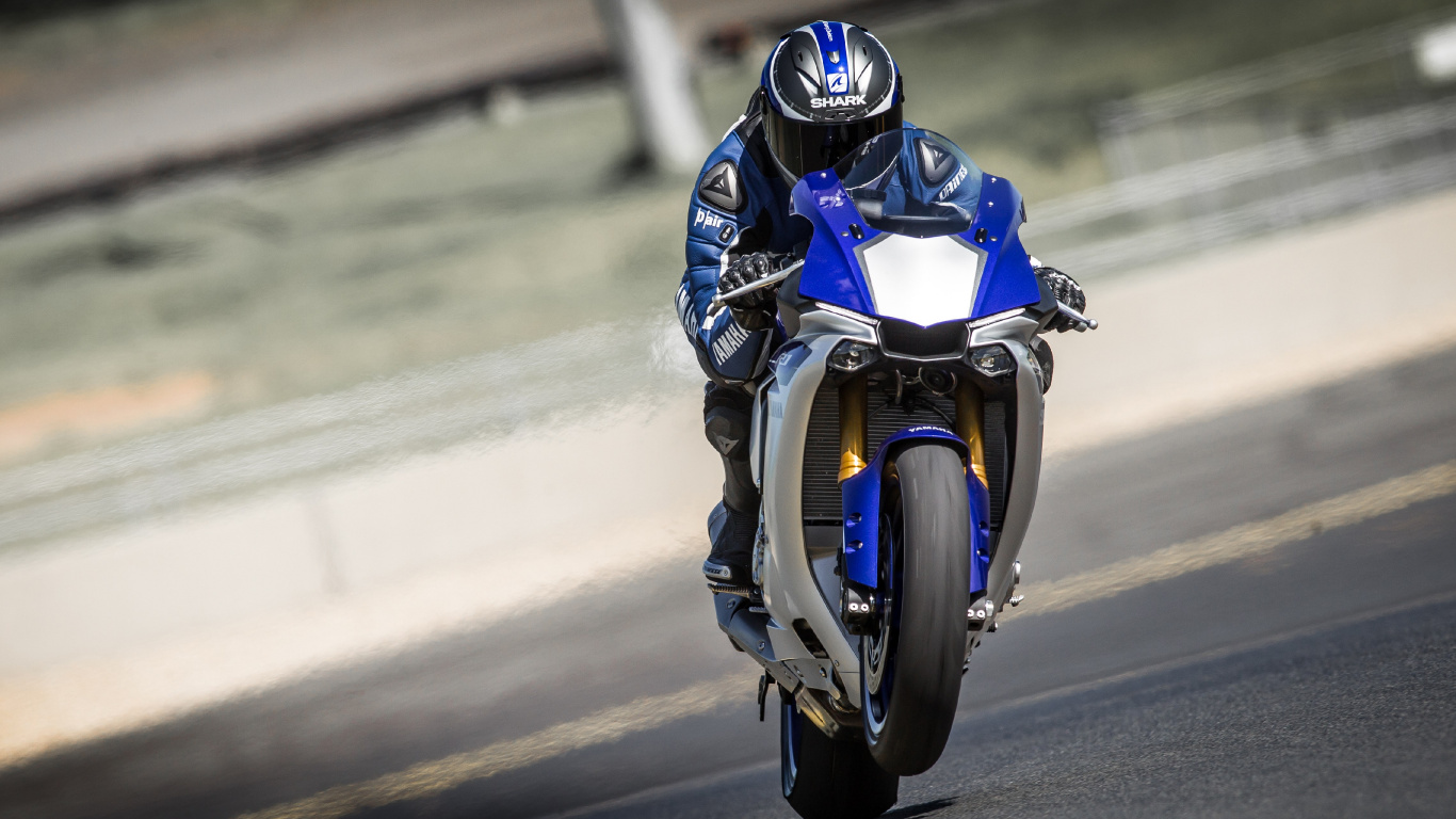 Hombre en Casco de Moto Azul y Negro en Moto Azul. Wallpaper in 1366x768 Resolution