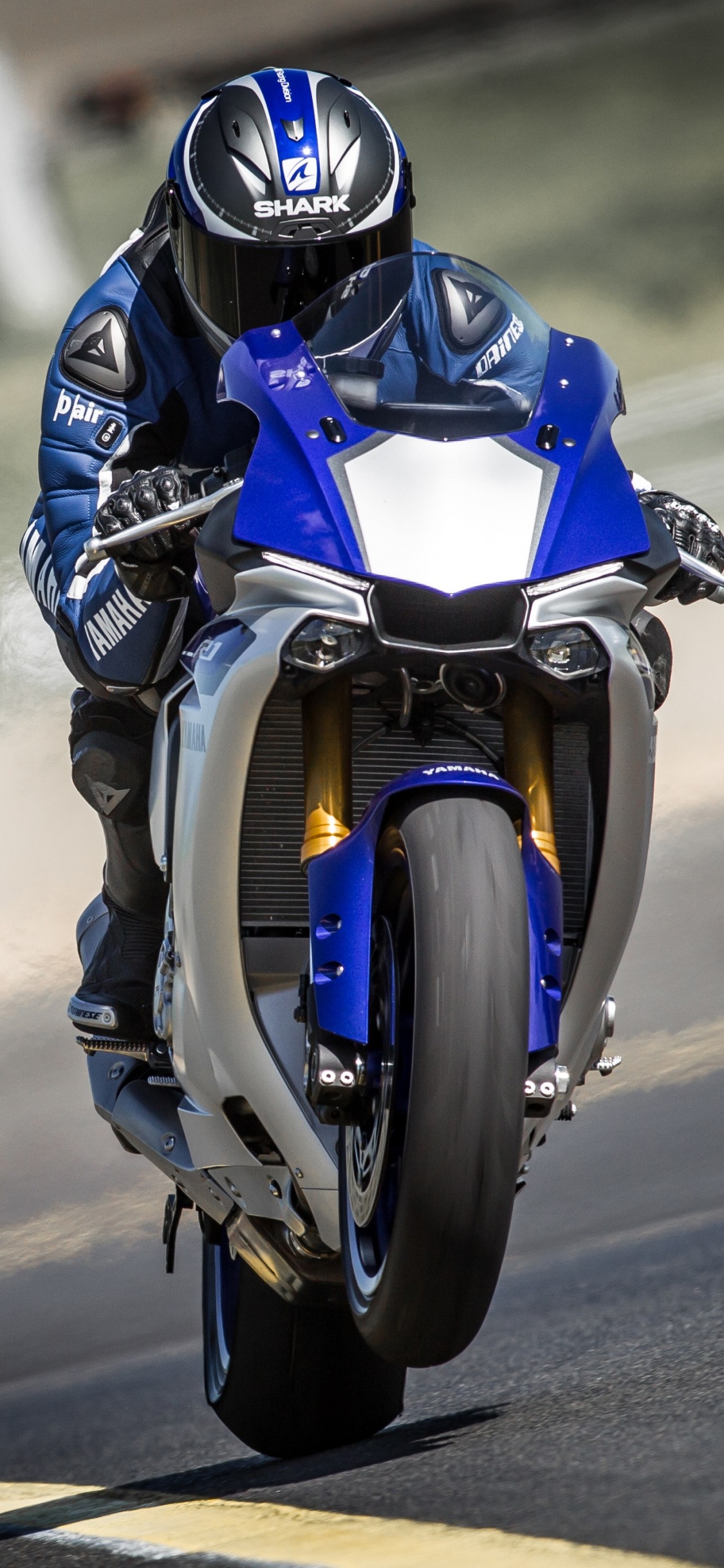Mann Mit Blauem Und Schwarzem Motorradhelm, Der Auf Blauem Motorrad Fährt. Wallpaper in 1125x2436 Resolution