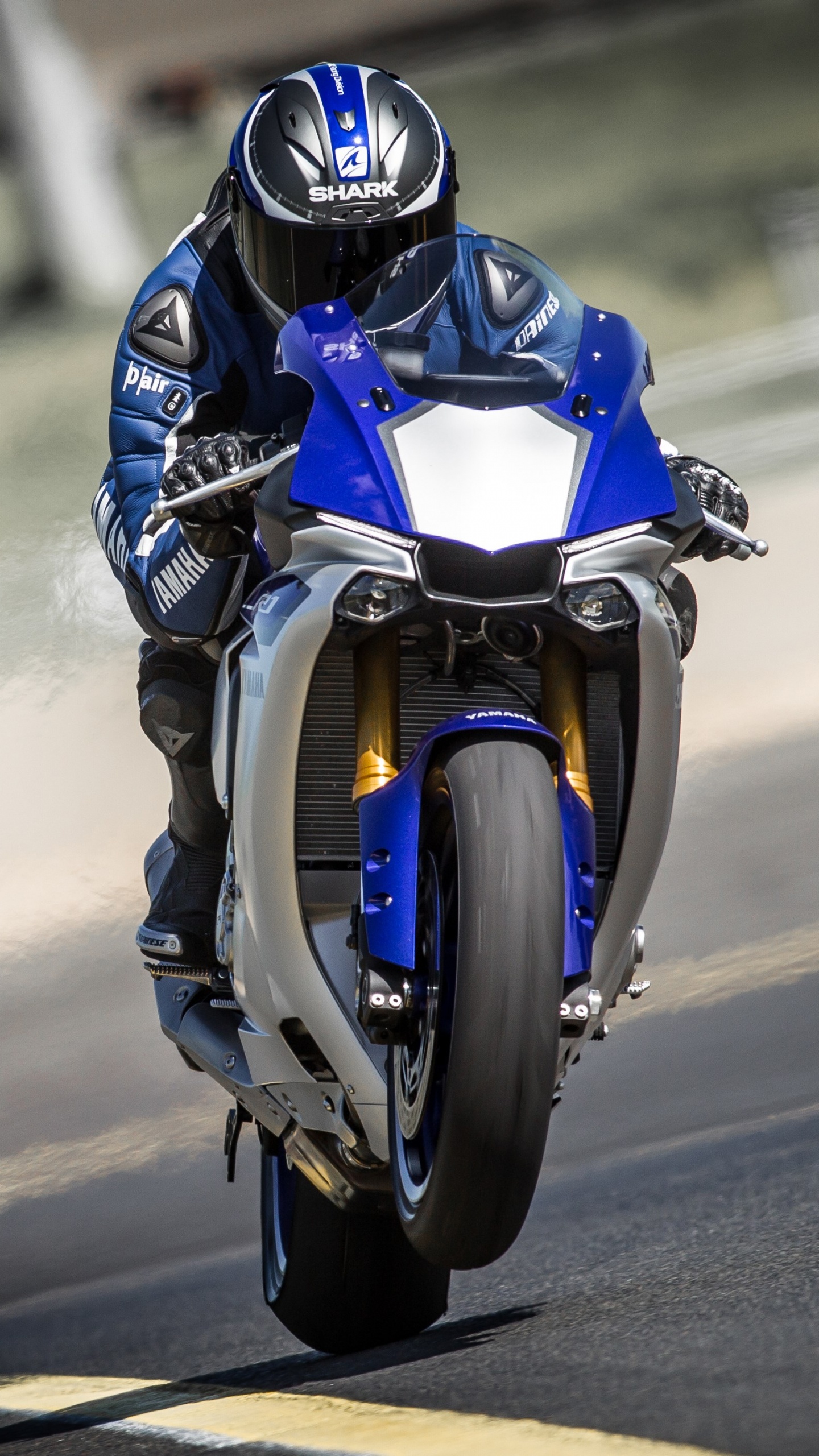 Mann Mit Blauem Und Schwarzem Motorradhelm, Der Auf Blauem Motorrad Fährt. Wallpaper in 1440x2560 Resolution