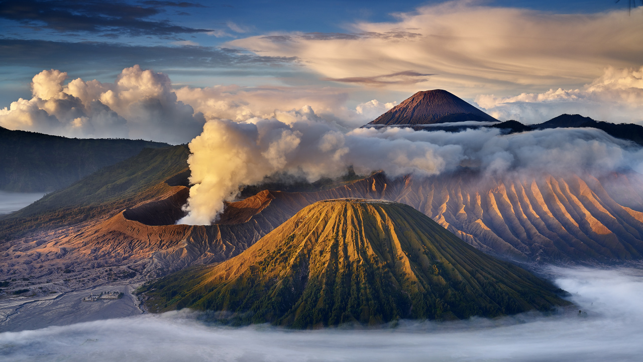 Brown Mountain Under White Clouds During Daytime. Wallpaper in 1280x720 Resolution