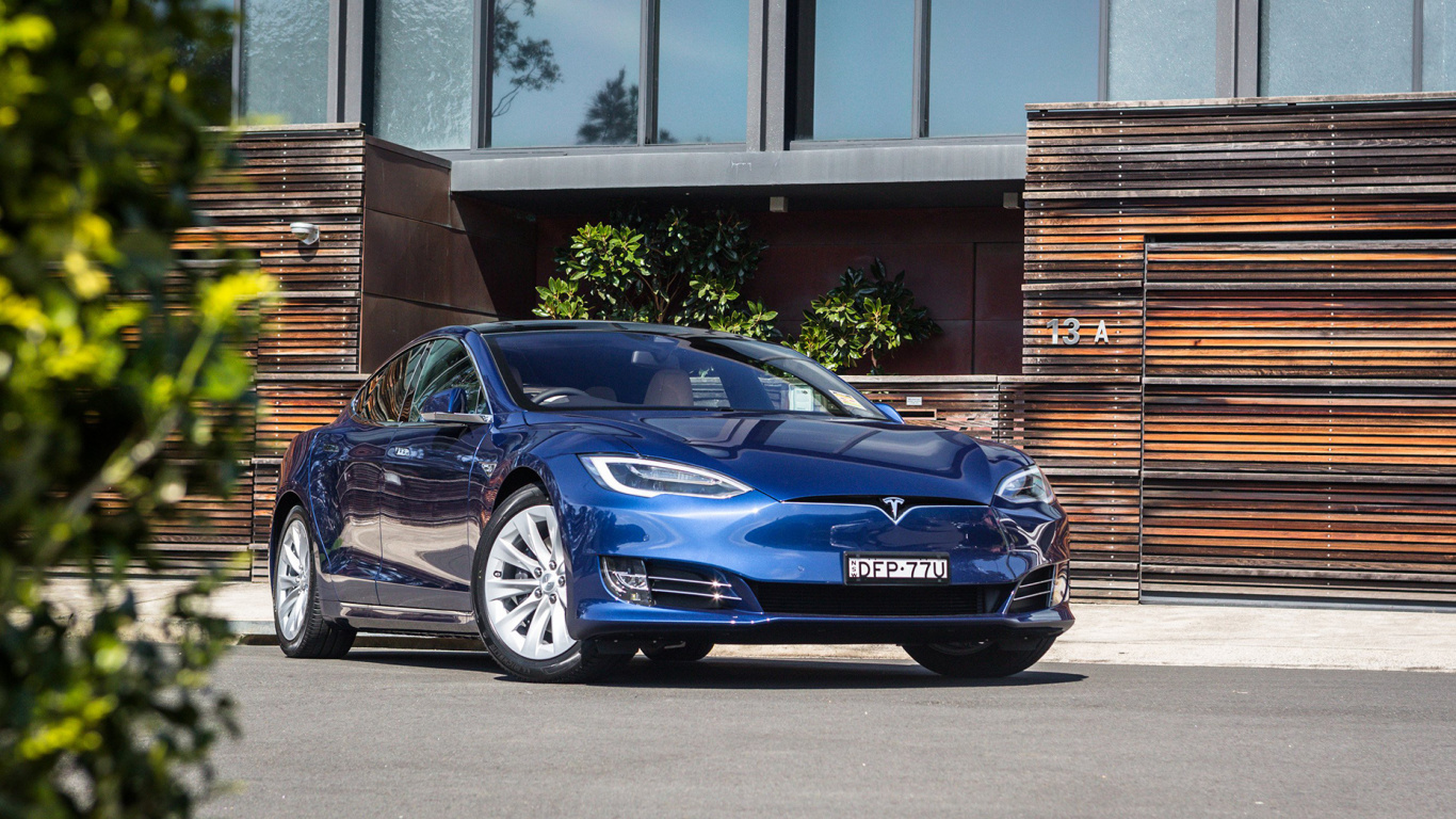 Blaues Bmw m 3 Coupe Geparkt in Der Nähe Von Braunem Holzzaun Tagsüber. Wallpaper in 1366x768 Resolution