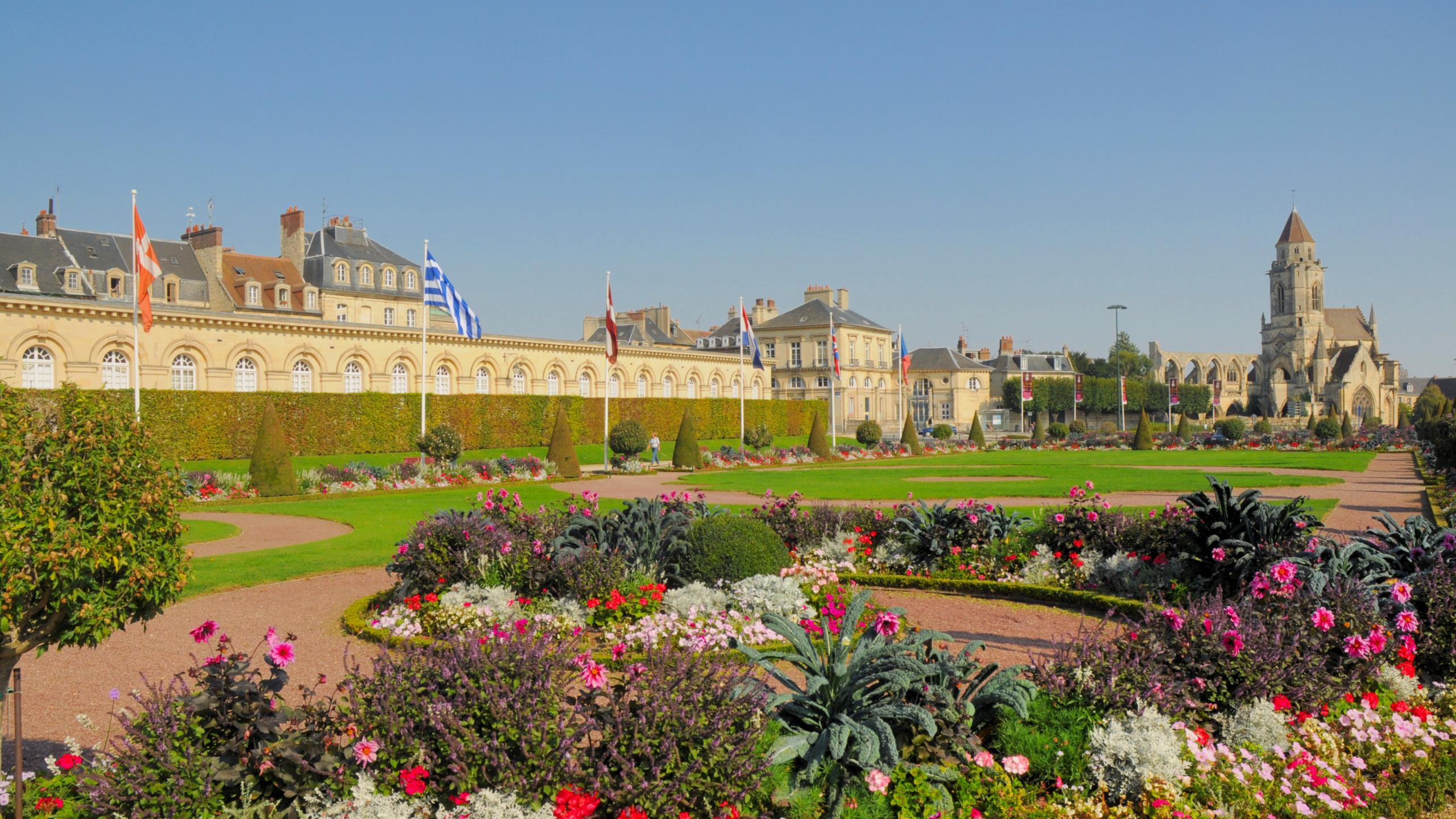 Campo de Hierba Verde Cerca Del Edificio de Hormigón Blanco Durante el Día. Wallpaper in 2560x1440 Resolution