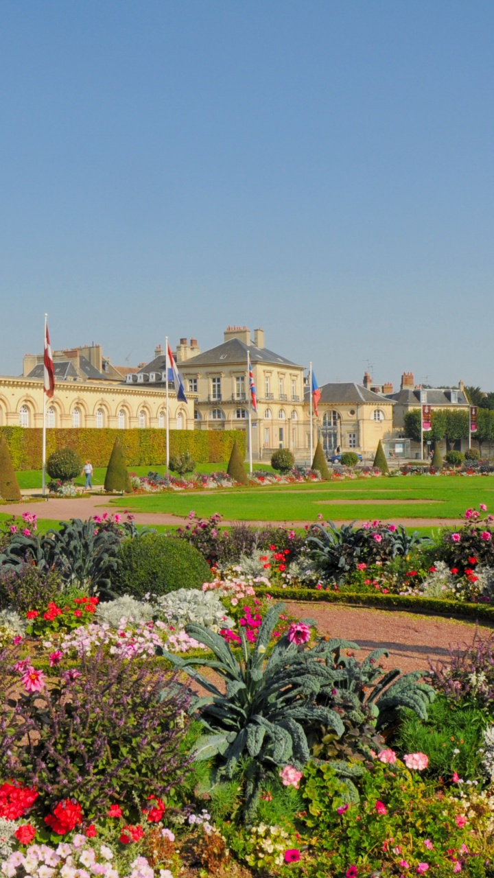 Campo de Hierba Verde Cerca Del Edificio de Hormigón Blanco Durante el Día. Wallpaper in 720x1280 Resolution