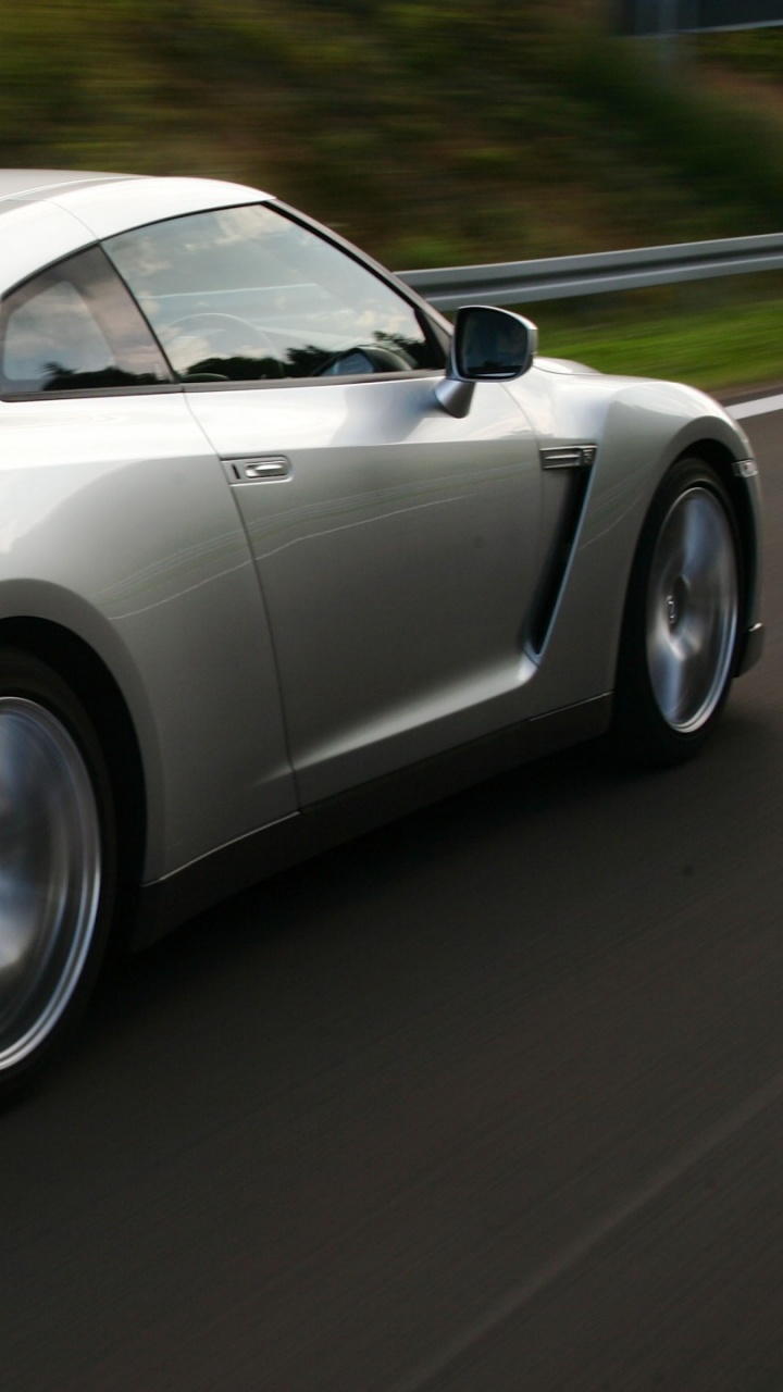 Porsche 911 Blanco en la Carretera. Wallpaper in 720x1280 Resolution