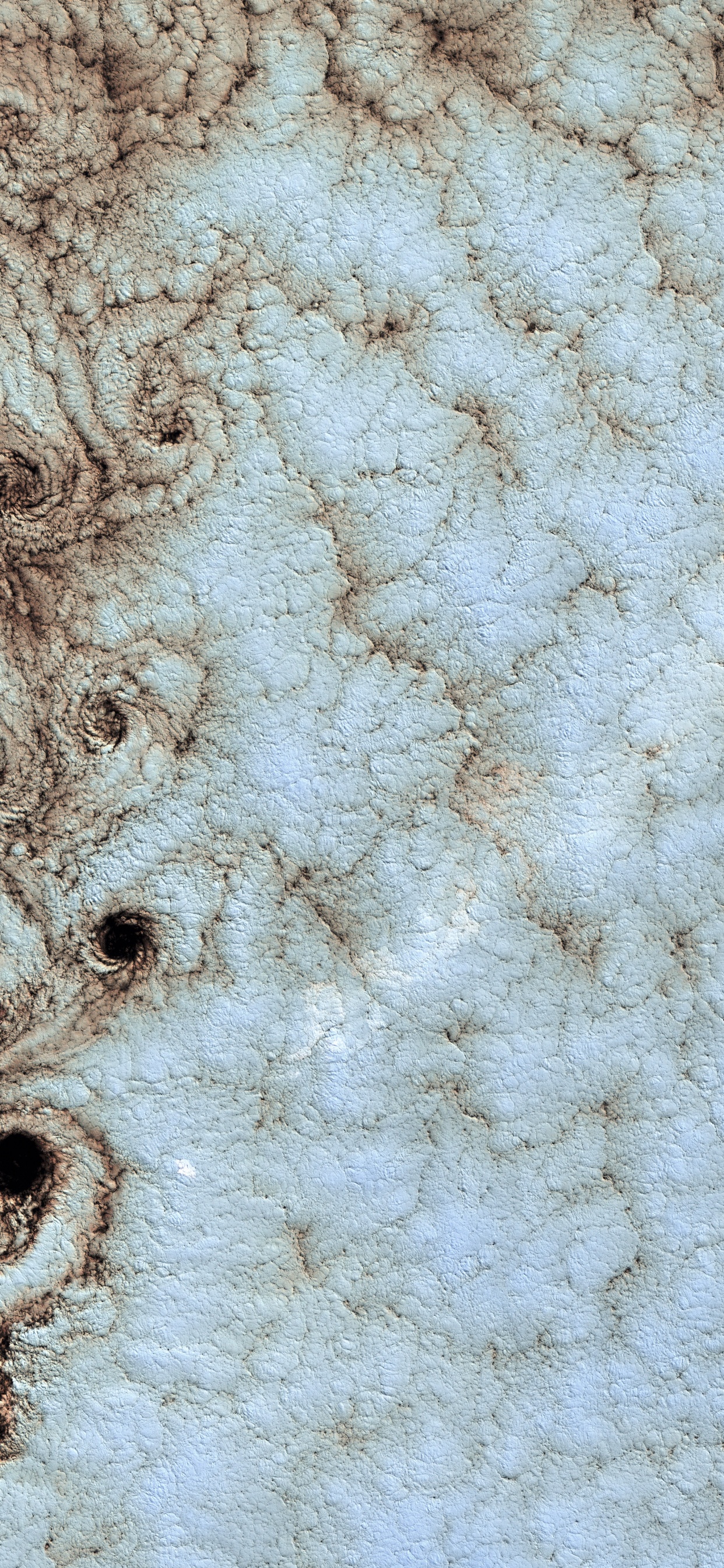 Collar de Eslabones de Cadena de Plata Sobre Textil Blanco. Wallpaper in 1242x2688 Resolution