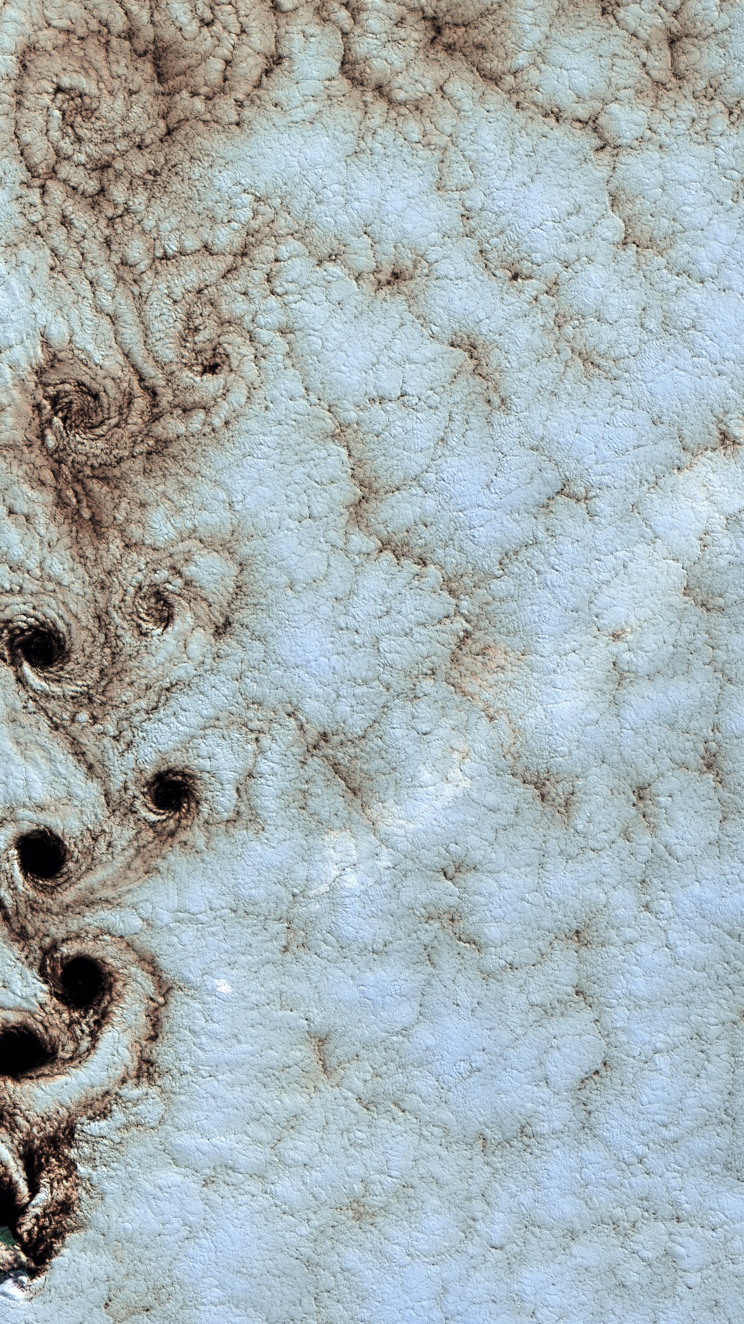 Silberkette Mit Kettengliedern Auf Weißem Textil. Wallpaper in 1080x1920 Resolution