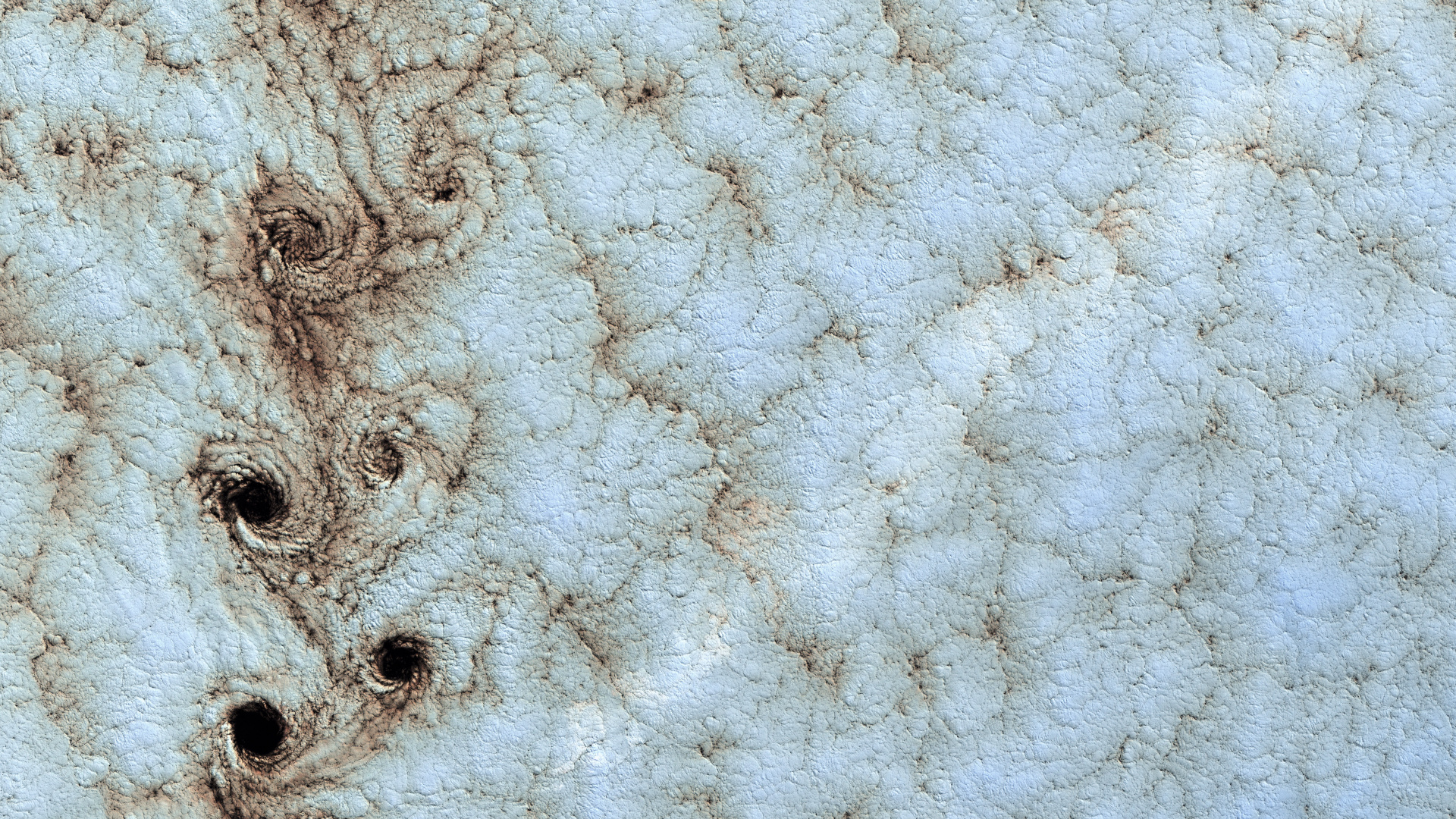 Silberkette Mit Kettengliedern Auf Weißem Textil. Wallpaper in 1920x1080 Resolution