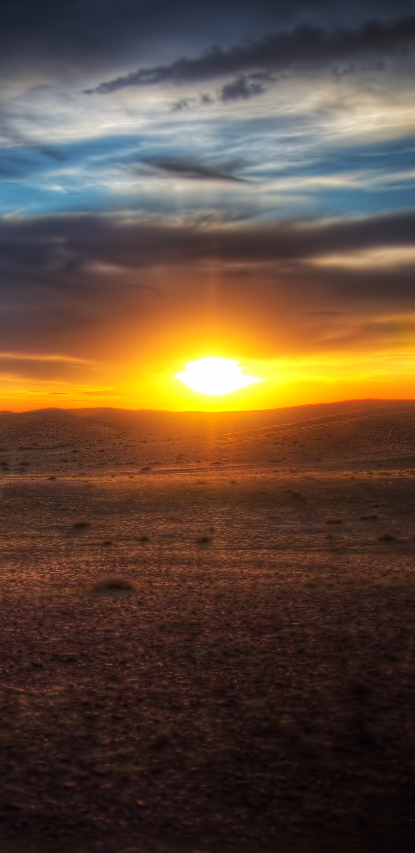 Sable Brun Sous Ciel Bleu au Coucher du Soleil. Wallpaper in 1440x2960 Resolution