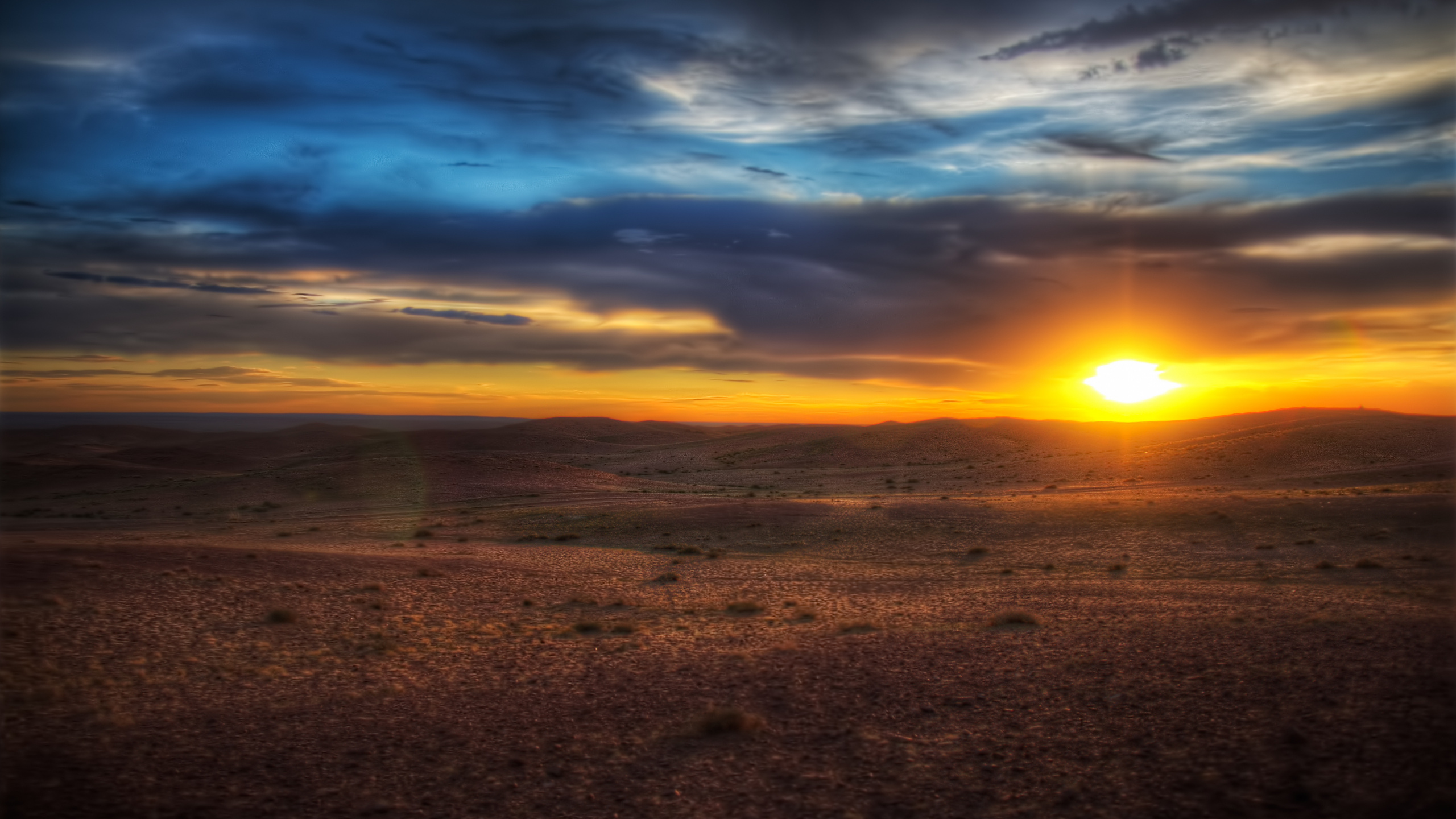 Sable Brun Sous Ciel Bleu au Coucher du Soleil. Wallpaper in 2560x1440 Resolution