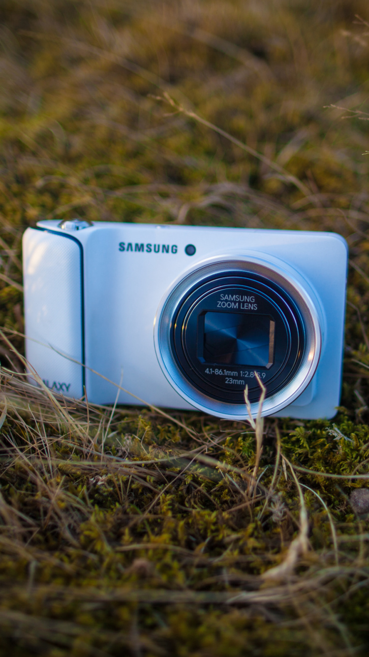 White Samsung Point and Shoot Camera on Brown Grass. Wallpaper in 750x1334 Resolution