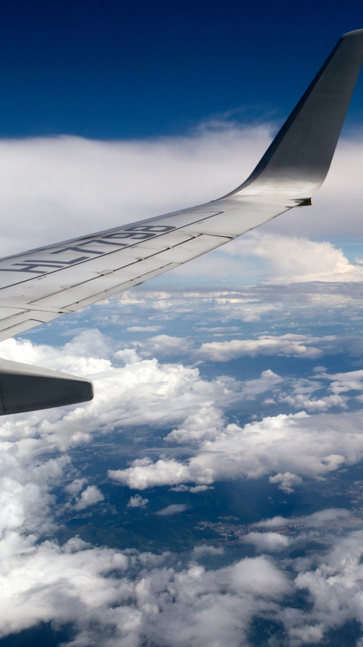 Weiße Wolken Und Blauer Himmel Tagsüber. Wallpaper in 750x1334 Resolution
