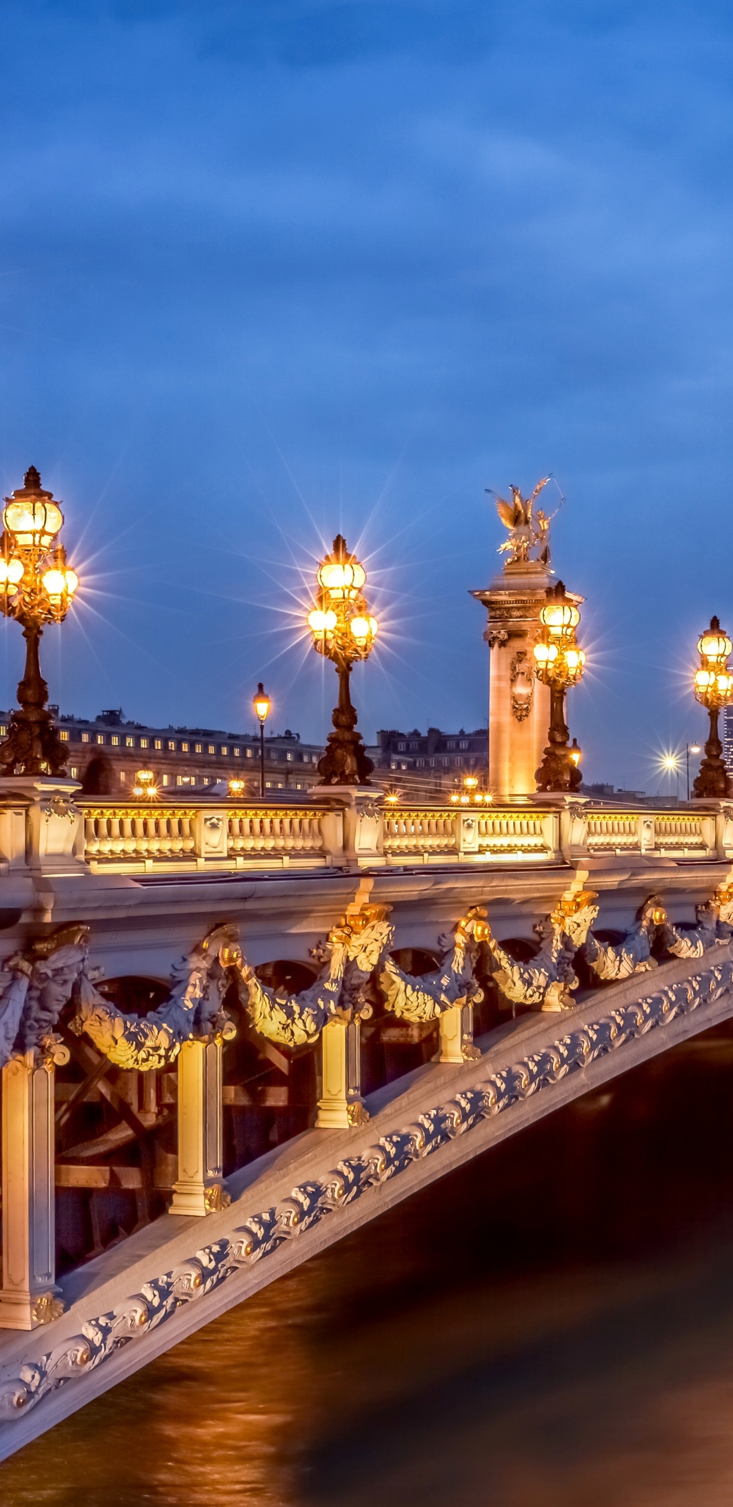 Bâtiment en Béton Blanc Pendant la Nuit. Wallpaper in 1440x2960 Resolution