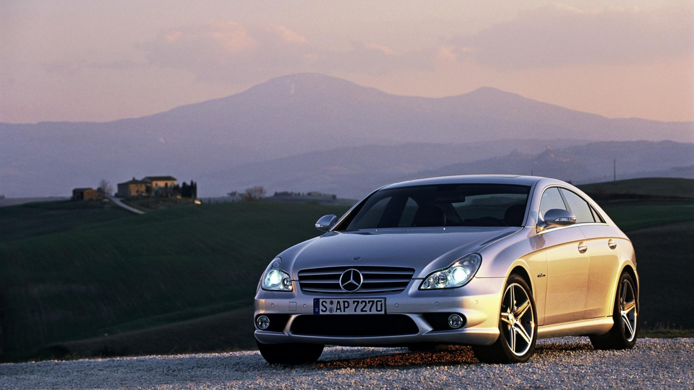 Mercedes Benz c Classe Noire Sur Une Journée Ensoleillée. Wallpaper in 1366x768 Resolution