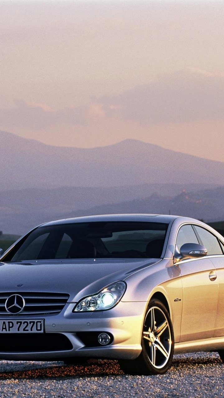 Mercedes Benz c Classe Noire Sur Une Journée Ensoleillée. Wallpaper in 720x1280 Resolution