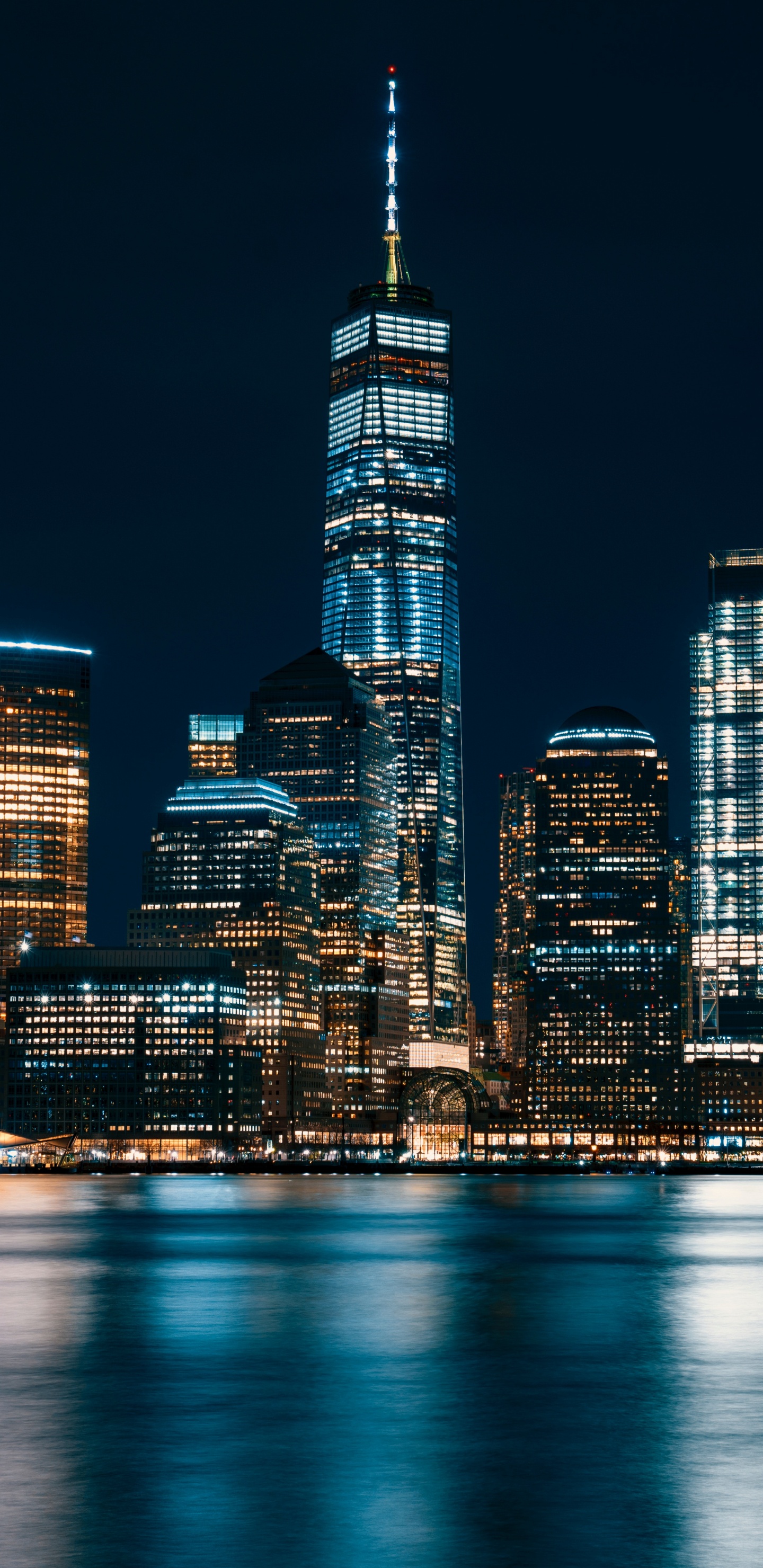 Horizon de la Ville Pendant la Nuit. Wallpaper in 1440x2960 Resolution