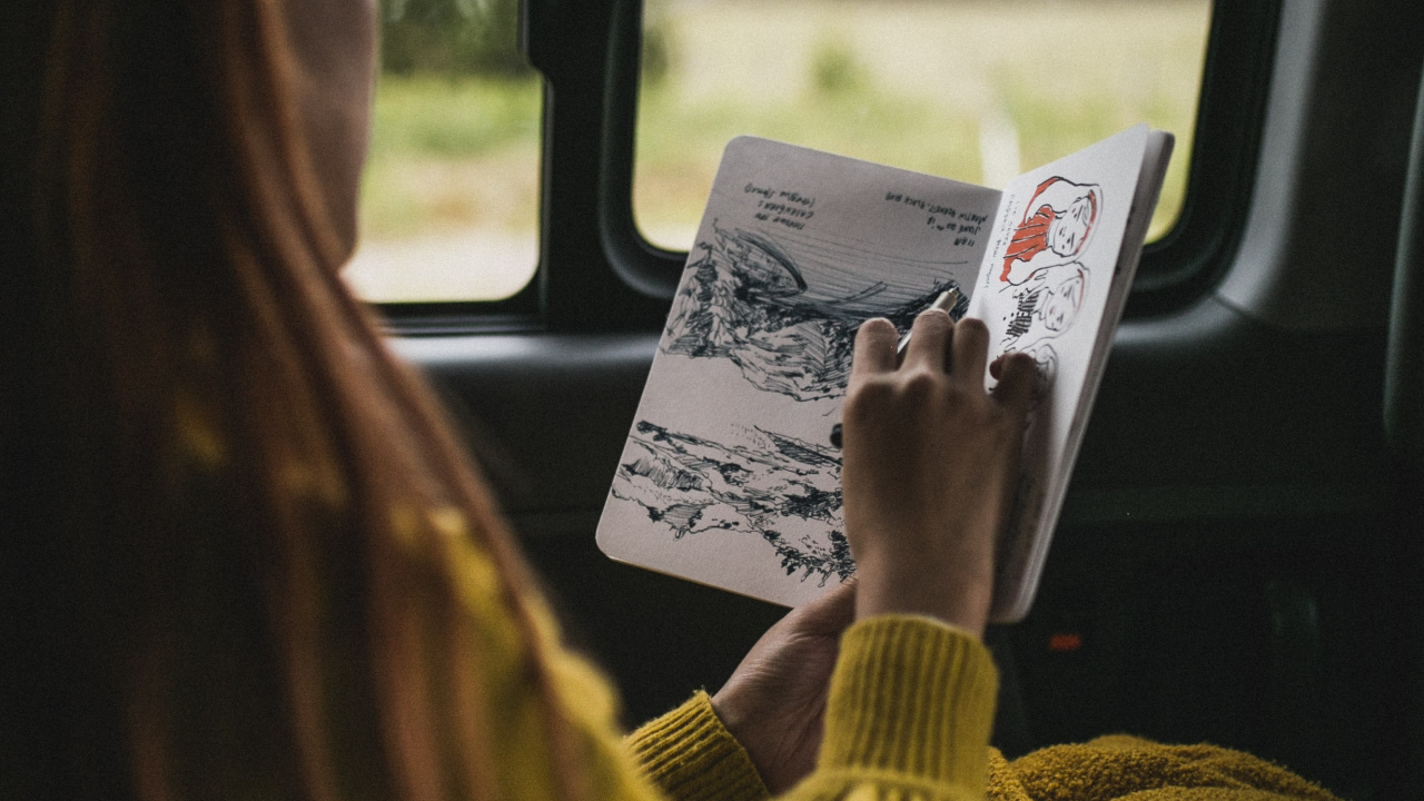 Frau im Gelben Pullover Liest Buch. Wallpaper in 1280x720 Resolution