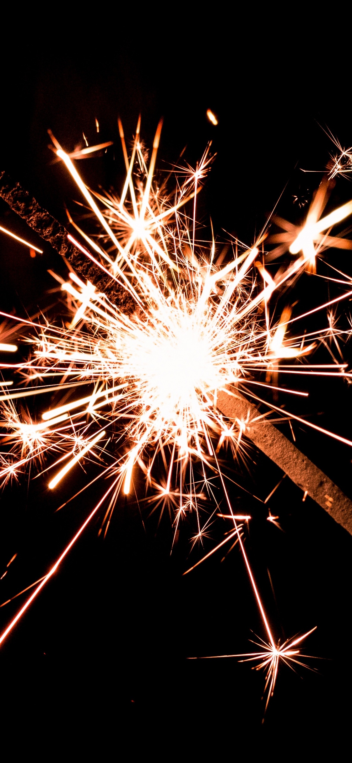 Feuer, Funken, Wunderkerze, Feuerwerk, Neue Jahre Tag. Wallpaper in 1125x2436 Resolution