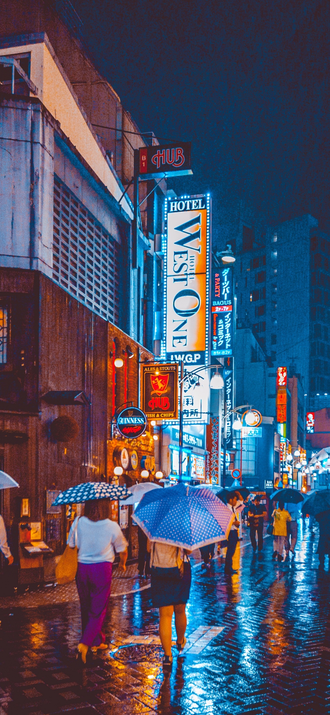 Personnes Marchant Dans la Rue Pendant la Nuit. Wallpaper in 1125x2436 Resolution