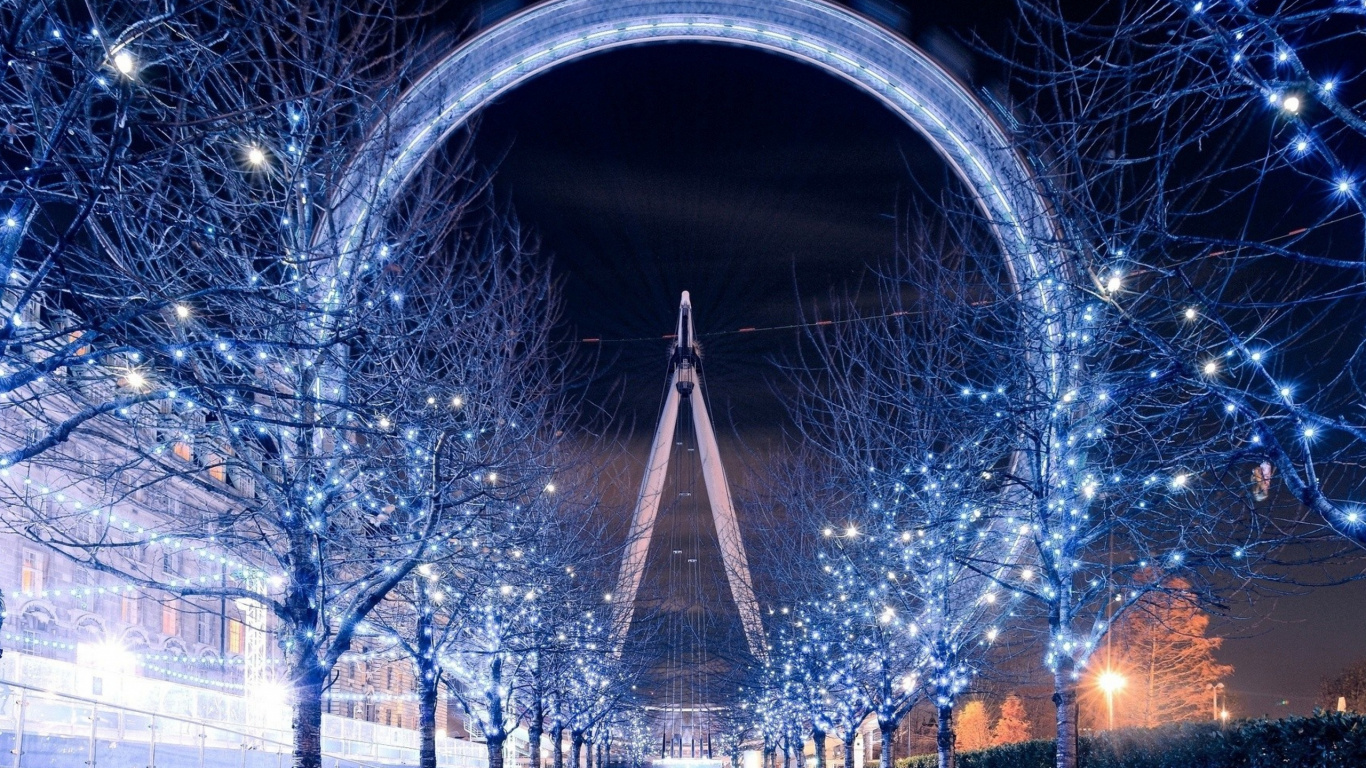 Árboles Desnudos Blancos Cerca Del Edificio Blanco Durante el Día. Wallpaper in 1366x768 Resolution