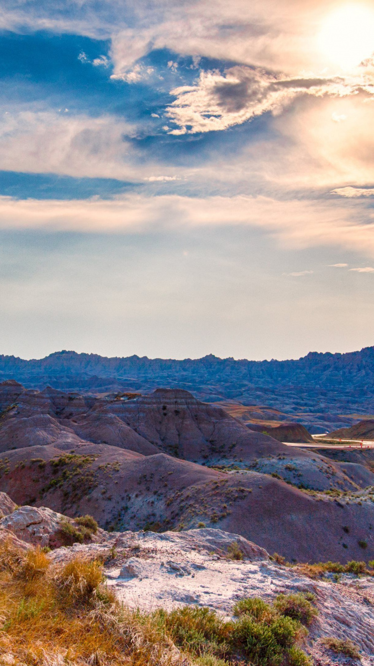 Braune Und Grüne Berge Unter Weißen Wolken Und Blauem Himmel Tagsüber. Wallpaper in 750x1334 Resolution