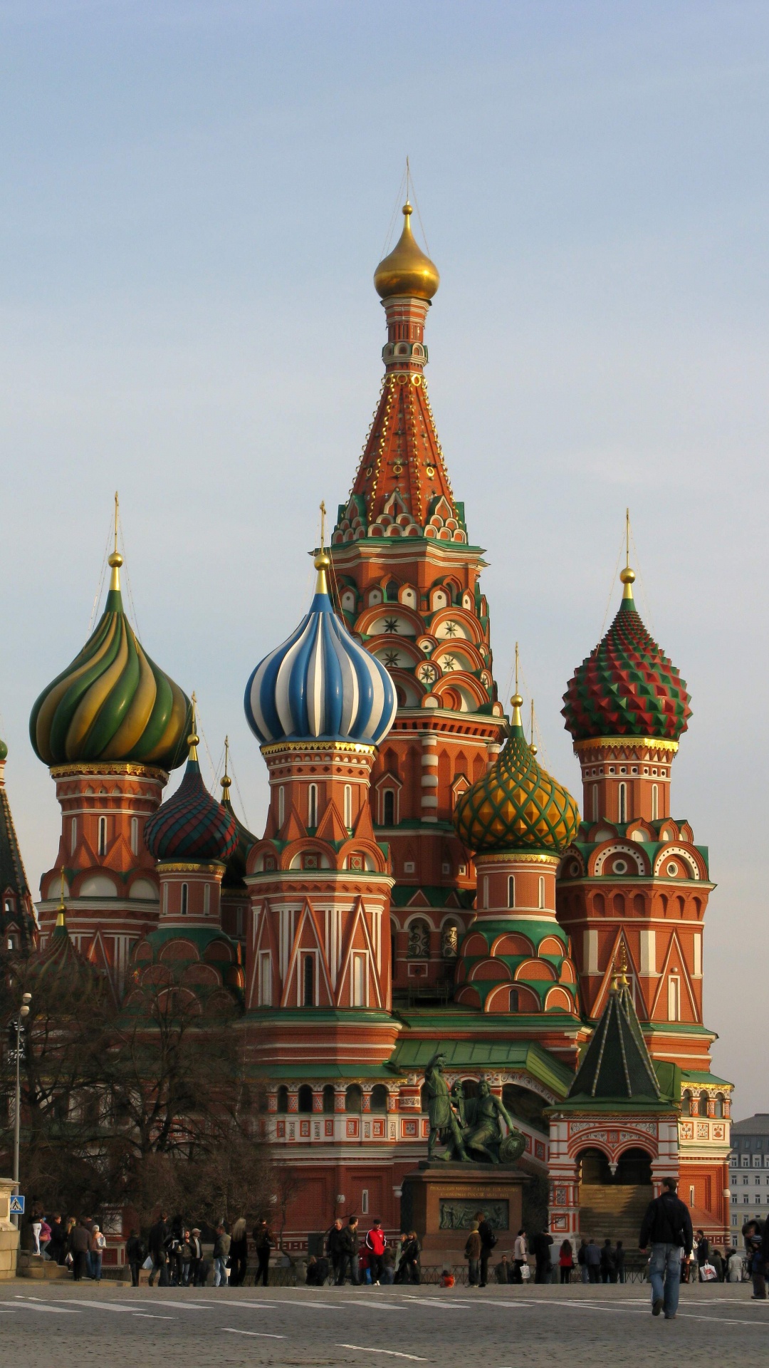 Braunes Und Grünes Betongebäude. Wallpaper in 1080x1920 Resolution