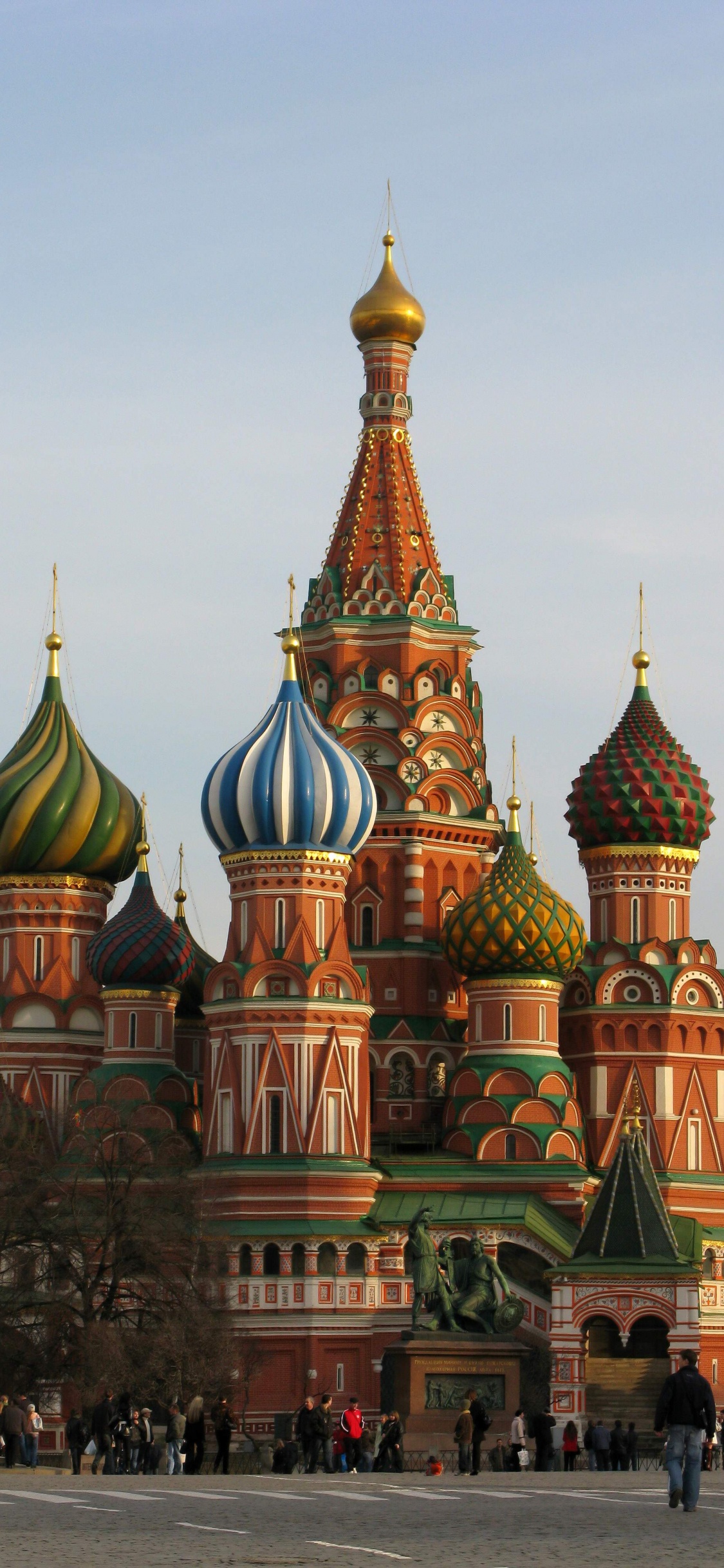 Bâtiment en Béton Marron et Vert. Wallpaper in 1125x2436 Resolution