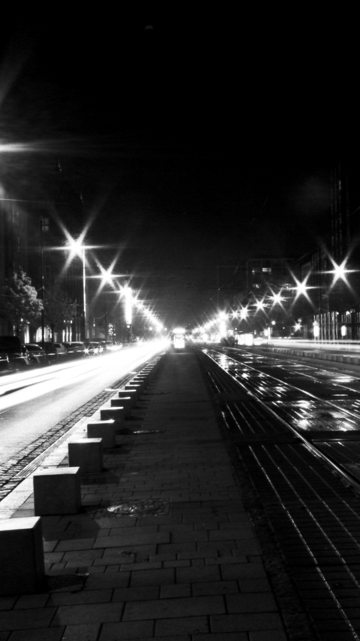 Graustufenfoto Einer Straße. Wallpaper in 720x1280 Resolution