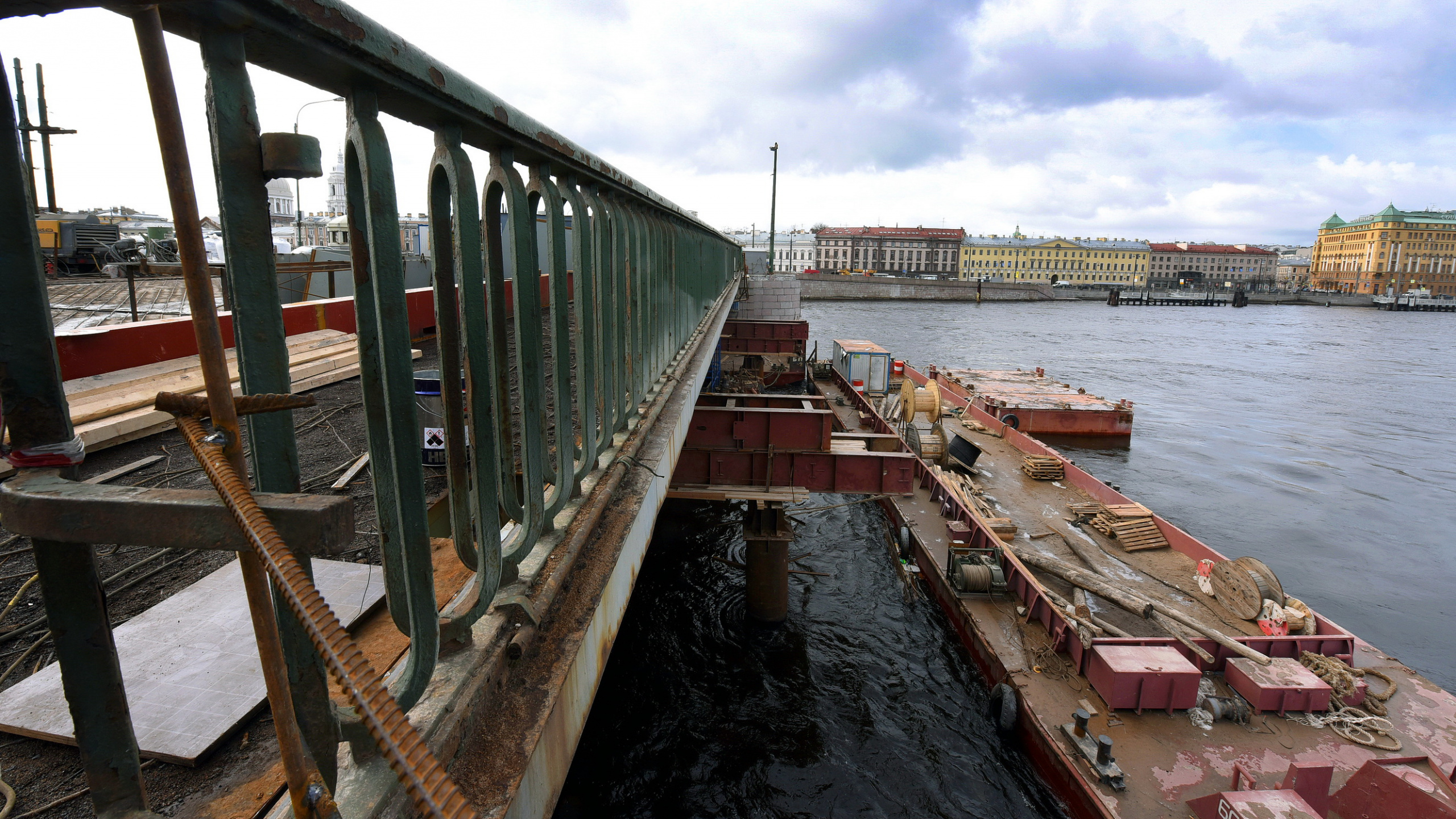 Muelle de Madera Marrón y Blanco en el Cuerpo de Agua Durante el Día. Wallpaper in 2560x1440 Resolution