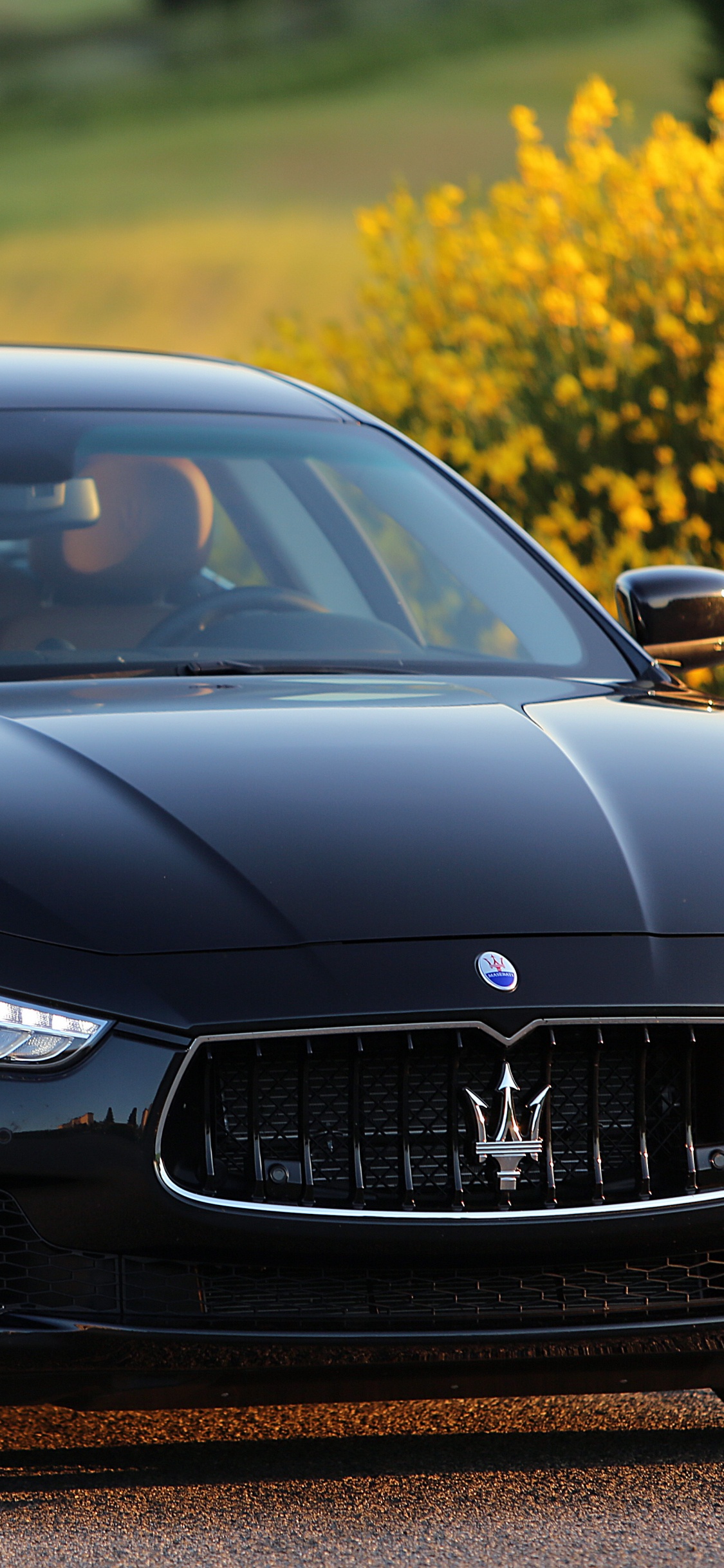 Mercedes Benz Clase c Negro. Wallpaper in 1125x2436 Resolution