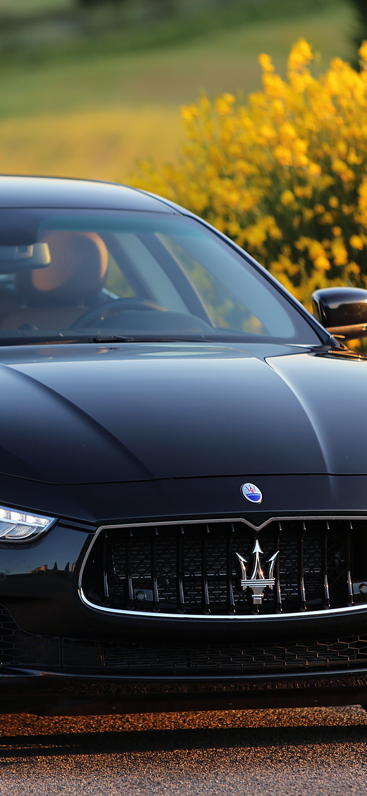 Mercedes Benz Clase c Negro. Wallpaper in 1242x2688 Resolution