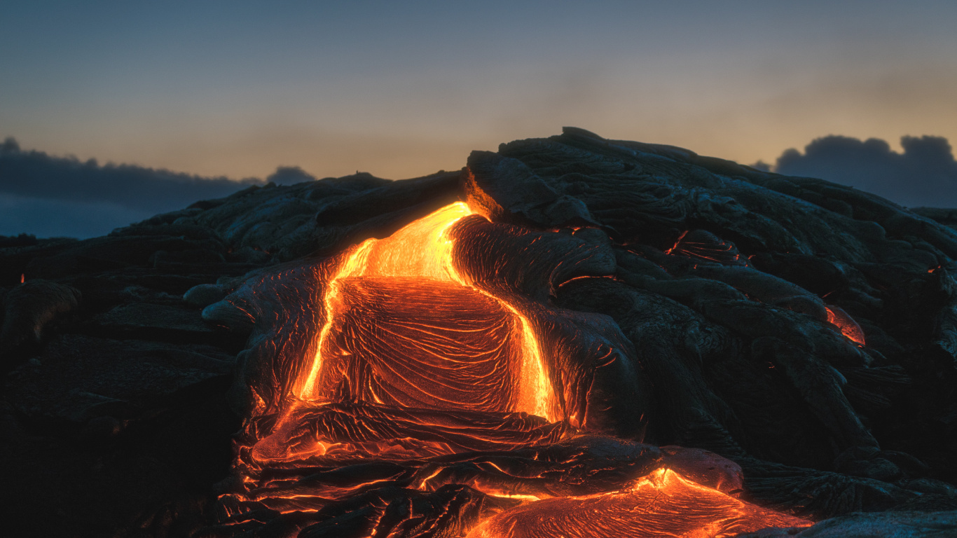 Montagne Rocheuse Brune au Coucher du Soleil. Wallpaper in 1366x768 Resolution