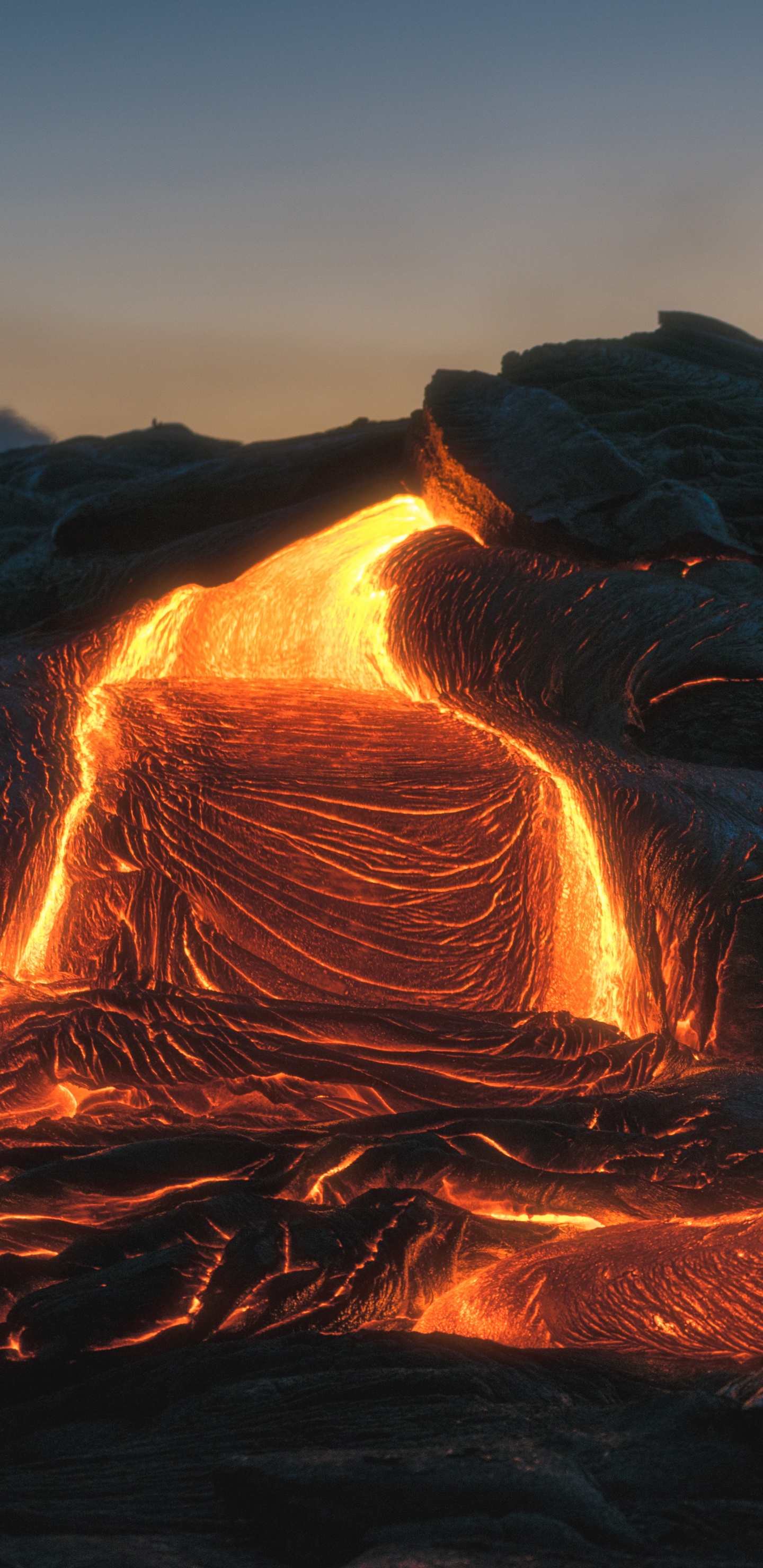 Brauner Felsiger Berg Bei Sonnenuntergang. Wallpaper in 1440x2960 Resolution