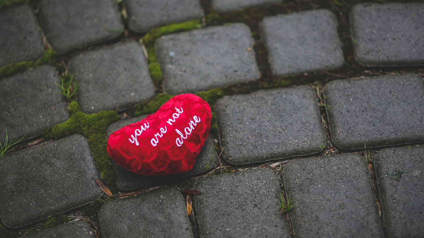 Ornement en Forme de Coeur Rouge Sur Sol en Béton Gris. Wallpaper in 1366x768 Resolution