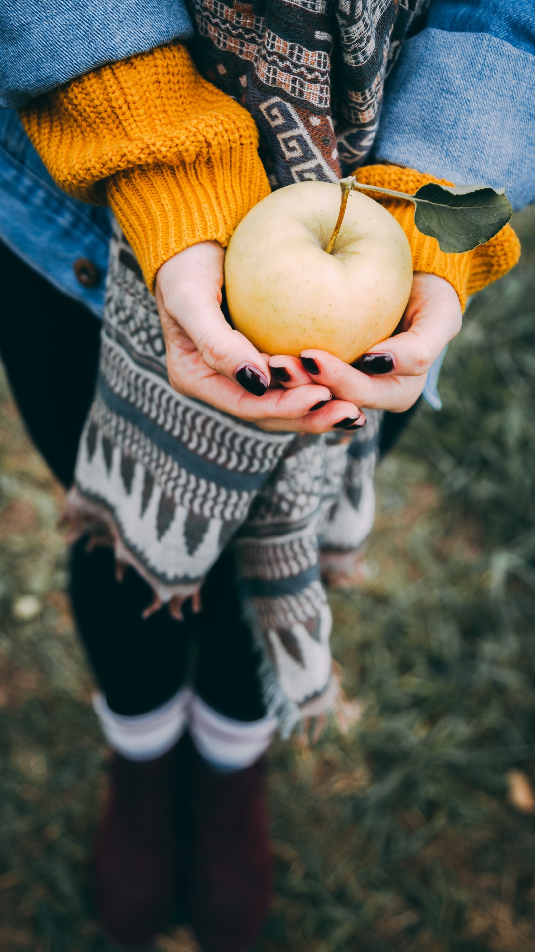 Apple, 黄色的, 儿童, 手, 的孩子 壁纸 1080x1920 允许