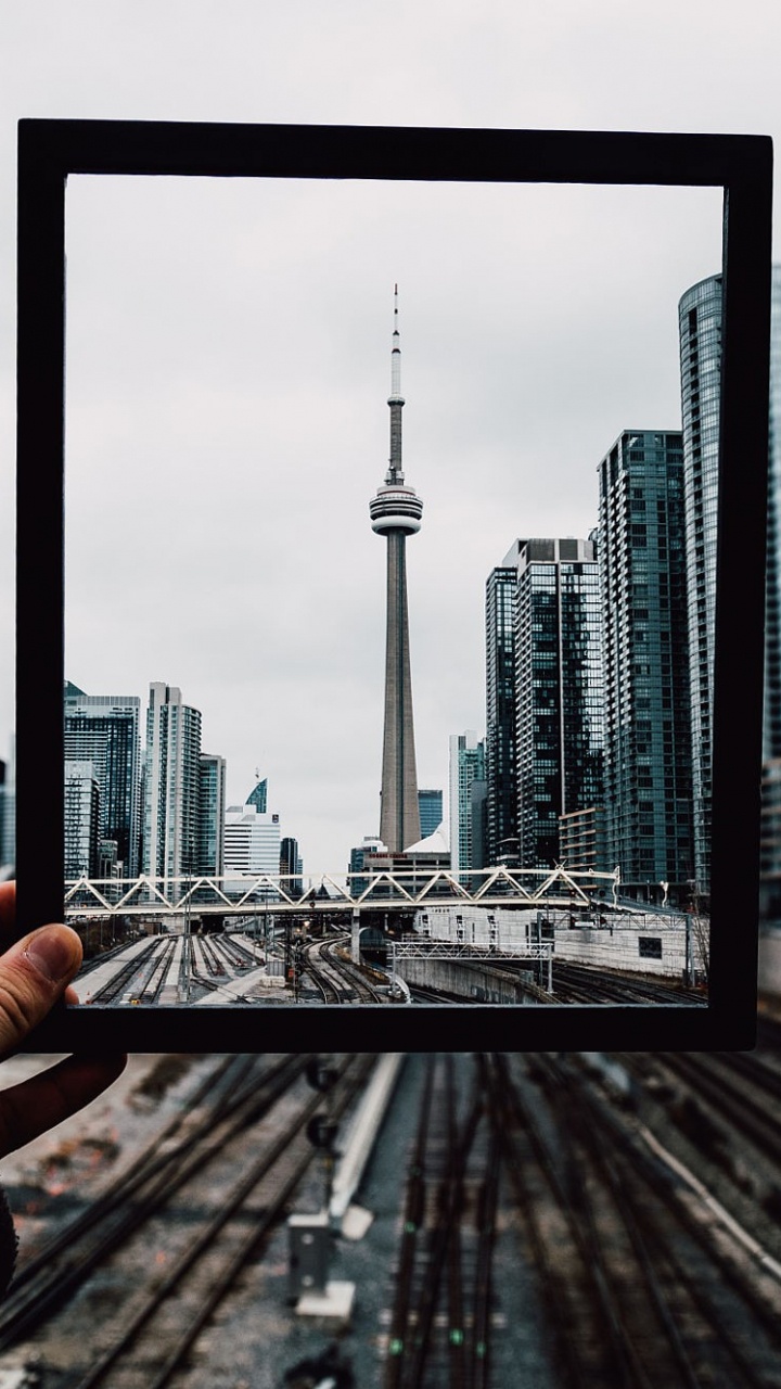 Persona Sosteniendo un Marco Rectangular Negro. Wallpaper in 720x1280 Resolution