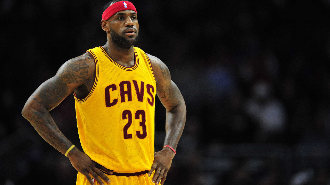 Homme en Débardeur Nike Jaune et Rouge et Casquette Rouge. Wallpaper in 1280x720 Resolution