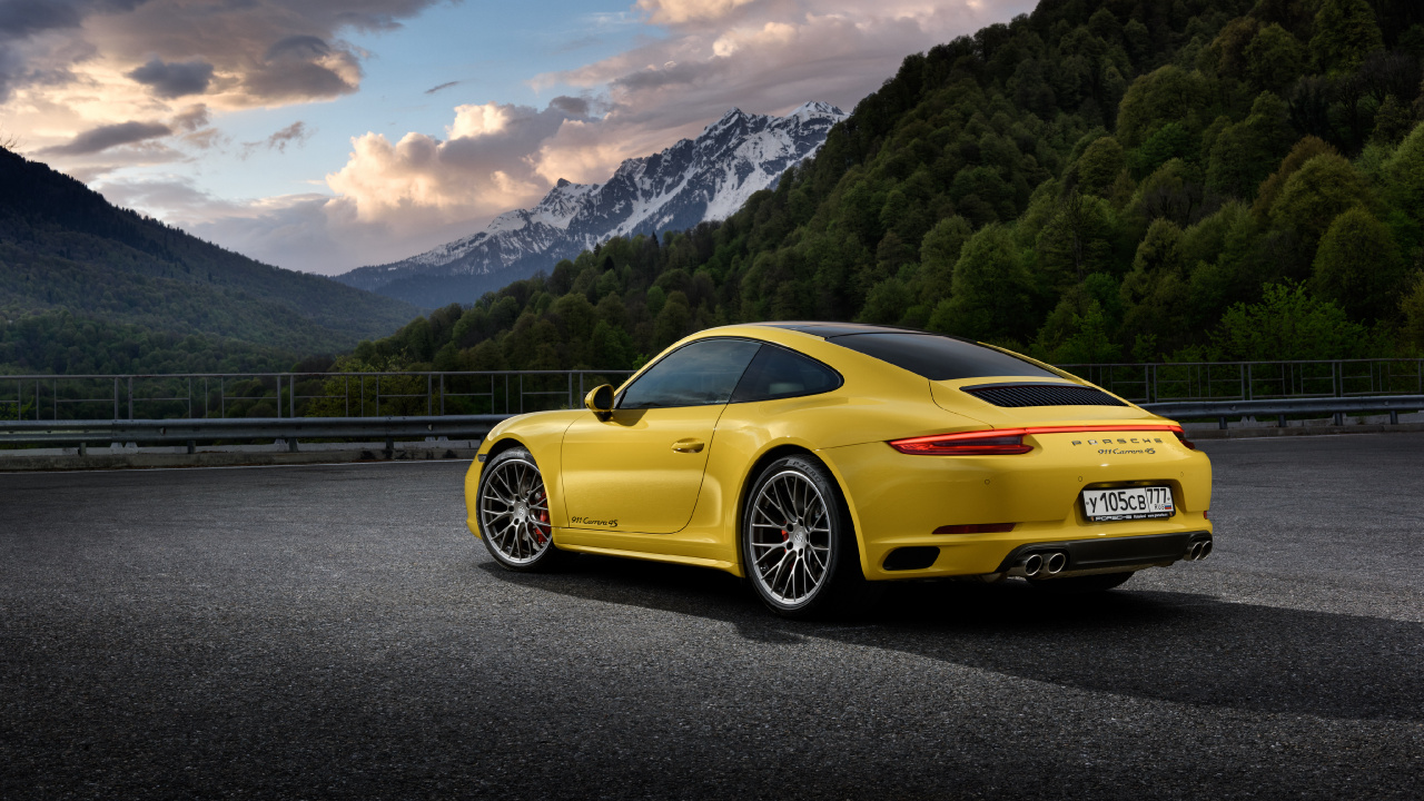 Gelber Porsche 911 Auf Der Straße in Der Nähe Des Berges Tagsüber. Wallpaper in 1280x720 Resolution