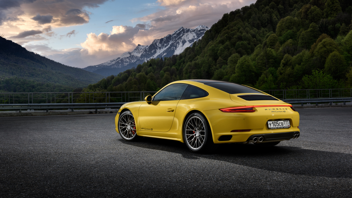 Gelber Porsche 911 Auf Der Straße in Der Nähe Des Berges Tagsüber. Wallpaper in 1366x768 Resolution
