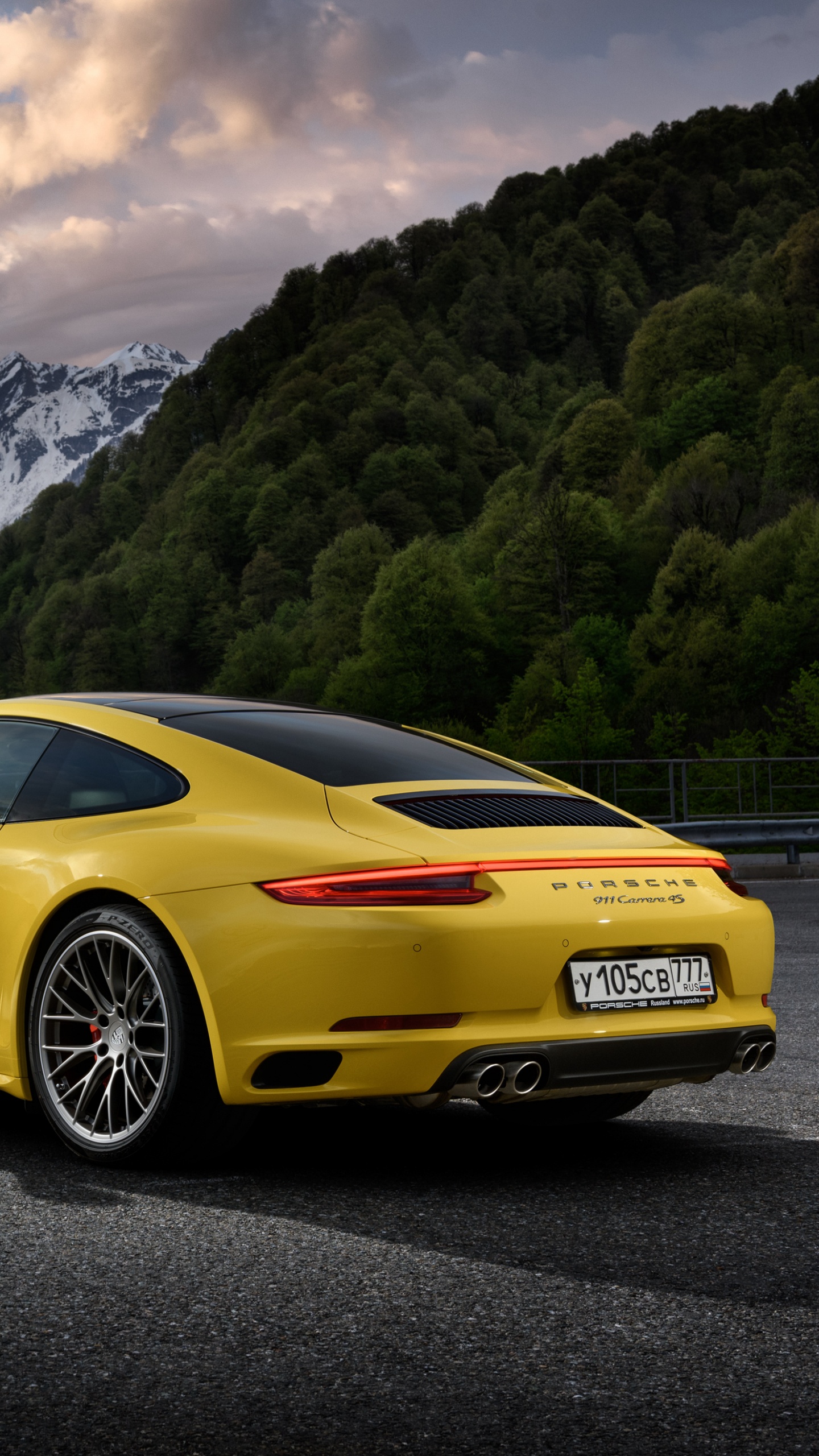 Gelber Porsche 911 Auf Der Straße in Der Nähe Des Berges Tagsüber. Wallpaper in 1440x2560 Resolution