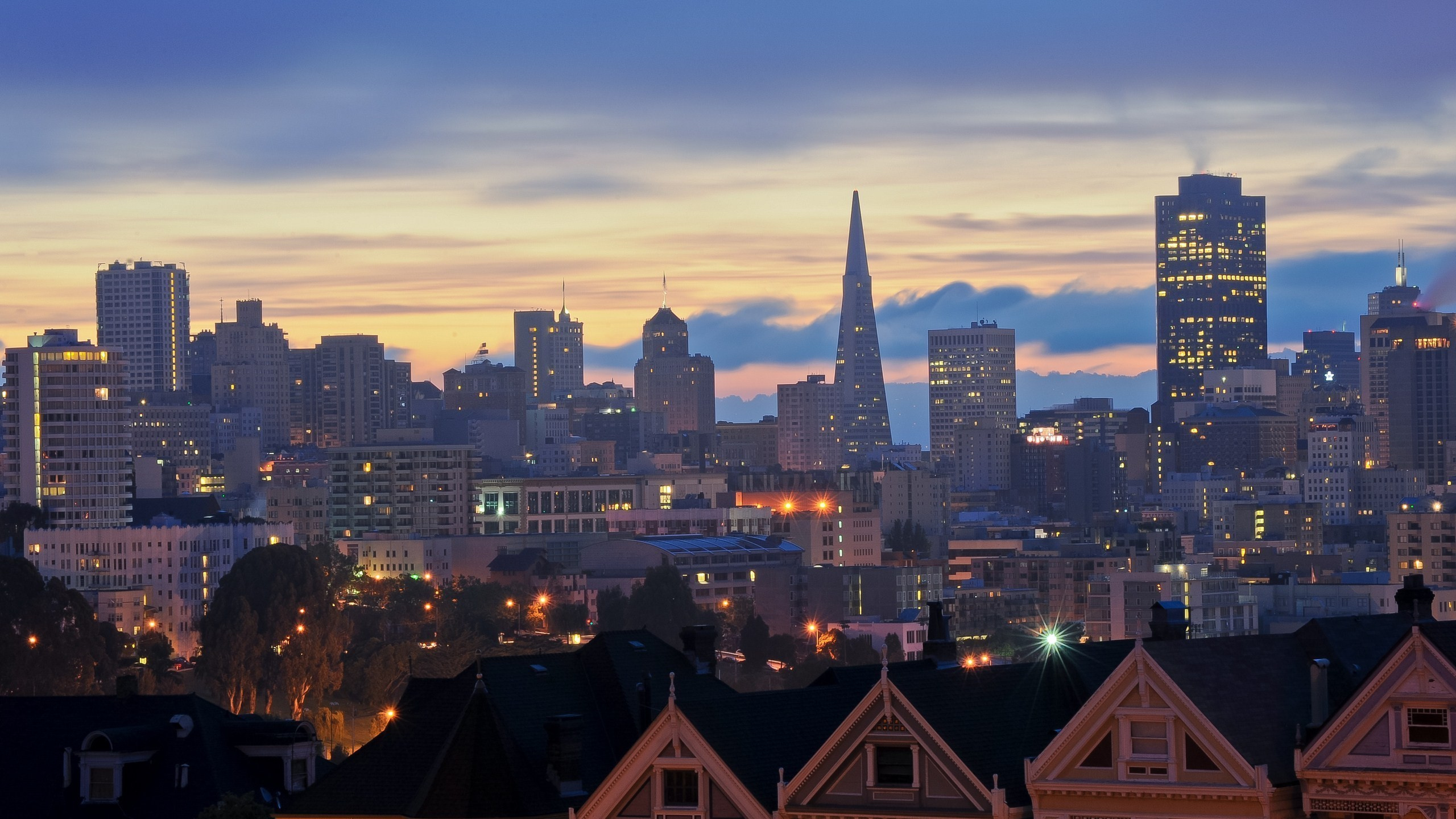 Horizon de la Ville Pendant la Nuit. Wallpaper in 2560x1440 Resolution