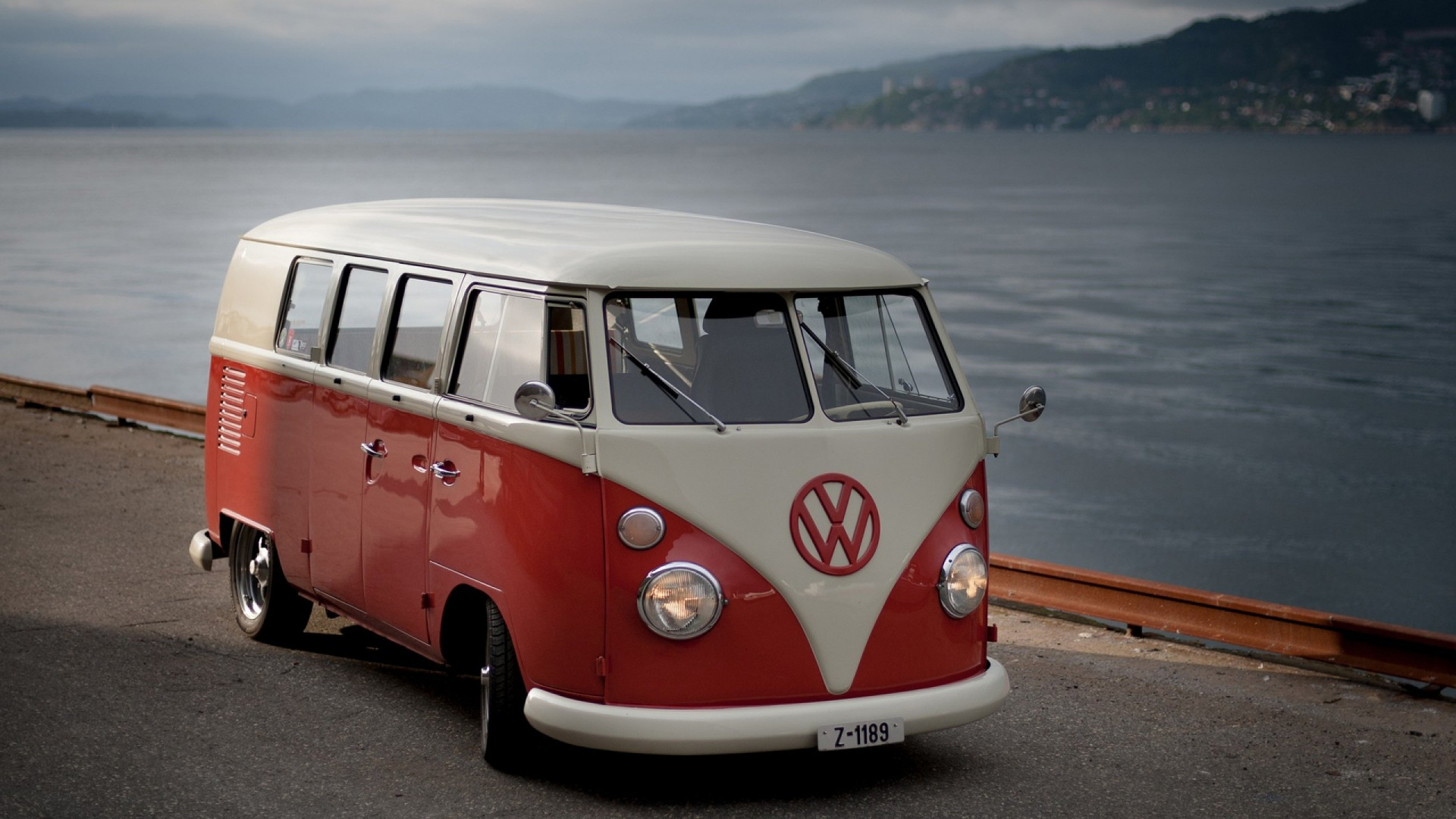 Rot-weißer Volkswagen T-1, Der Tagsüber am Meer Geparkt Ist. Wallpaper in 1920x1080 Resolution