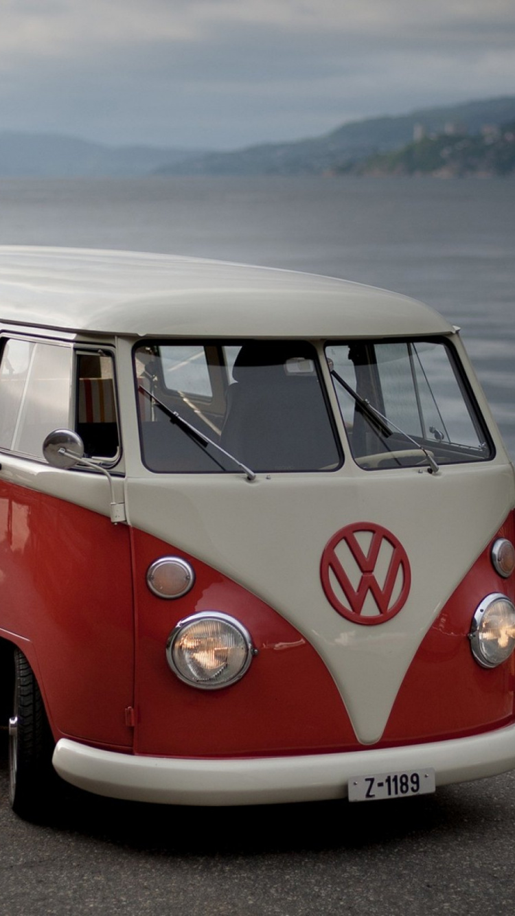 Rot-weißer Volkswagen T-1, Der Tagsüber am Meer Geparkt Ist. Wallpaper in 750x1334 Resolution